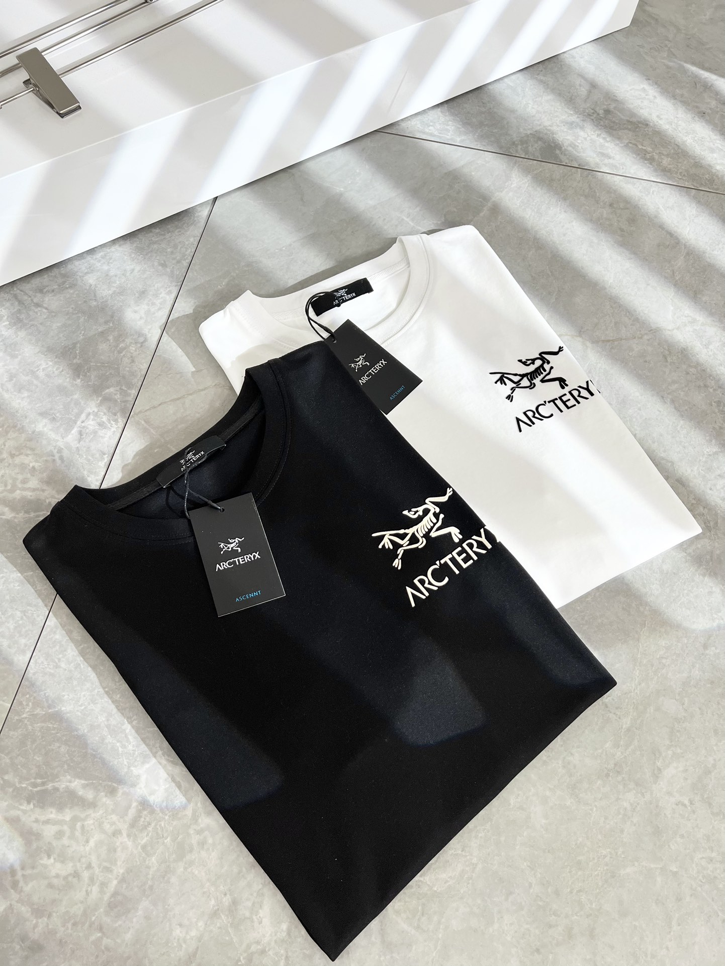 NO:118699,ARCTER*X Original Archaeological Bird is a new spring and summer style for men and women, the same casual short-sleeved T-shirt for outdoor brands, and the first thing that comes to mind is Canadian goose and Archaeological Bird. It gives people a feeling of trying out the label!  In addition to being quite accomplished in style design, the most obvious or most expert should be to have deeper and unique insights and attainments in fabrics. Through continuous structural research and problem-solving, and characterized by unique research on fabrics, these alone are enough to support it to become the first new logo brand image in the clothing manufacturing industry. This model is made of pure cotton!  The fabric after the seiko blending feels smooth and soft, while also having natural beauty and comfort. The large body style is cut cleanly and cleanly, and the fabric shows a different hazy structural beauty. It is made of exclusive mold customization, and the fabric and its technology test the workers, with the front and back pressed glue logo pattern design!  It really tests the handmade work of every master!  It makes the whole clean and neat, without leaving any thread. Now men who pursue life are more refined in life!  Size M-3XL, arc'teryx, T-shirt,tees, t-shirt,alexander wang19860909ARCTER*X始*祖鸟 春夏新款男女同款休闲短袖T恤,户外品牌可能大家第一想到的就是加拿大鹅、始祖鸟.给人一种标签试的感觉！除了在款式设计上颇有造诣之外,最明显或者说最为拿手的,应该就是在面料上的拥有更深独特见解跟造诣了.通过不断地结构研究和问题处理,在以面料独特研究为特征,仅凭这些就已经足以支撑其成为服装制造行业中,首屈可数的新标志品牌形象.此款采用纯棉材质！通过精工混纺之后的面料,手感细滑柔软,同时兼具自然美感跟舒适度.大身上版型裁剪简洁干净,面料上显现出了不一样朦胧的结构性美感来.独家开模定制而成,面料及其考验工人的技术,前后压压胶logo图案设计！真的是很考验每位师傅的手工制作！使得整体干净利索,不留一丝线头.现在对于生活有所追求的男性也在生活中更为精致！尺码M-3XL,arc'teryx,T-shirt,tees，t-shirt,alexander wang,Men's clothing