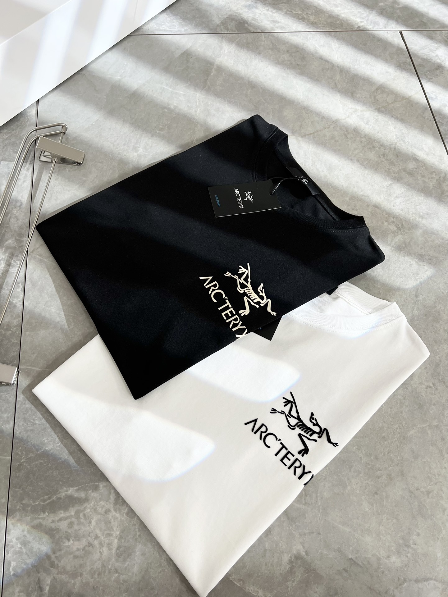 NO:118697,ARCTER*X Original Archaeological Bird is a new spring and summer style for men and women, the same casual short-sleeved T-shirt for outdoor brands, and the first thing that comes to mind is Canadian goose and Archaeological Bird. It gives people a feeling of trying out the label!  In addition to being quite accomplished in style design, the most obvious or most expert should be to have deeper and unique insights and attainments in fabrics. Through continuous structural research and problem-solving, and characterized by unique research on fabrics, these alone are enough to support it to become the first new logo brand image in the clothing manufacturing industry. This model is made of pure cotton!  The fabric after the seiko blending feels smooth and soft, while also having natural beauty and comfort. The large body style is cut cleanly and cleanly, and the fabric shows a different hazy structural beauty. It is made of exclusive mold customization, and the fabric and its technology test the workers, with the front and rear pressing logo pattern design!  It really tests the handmade work of every master!  It makes the whole clean and neat, without leaving any thread. Now men who pursue life are more refined in life!  Size M-3XL, arc'teryx, T-shirt,tees, t-shirt,alexander wang19860909ARCTER*X始*祖鸟 春夏新款男女同款休闲短袖T恤,户外品牌可能大家第一想到的就是加拿大鹅、始祖鸟.给人一种标签试的感觉！除了在款式设计上颇有造诣之外,最明显或者说最为拿手的,应该就是在面料上的拥有更深独特见解跟造诣了.通过不断地结构研究和问题处理,在以面料独特研究为特征,仅凭这些就已经足以支撑其成为服装制造行业中,首屈可数的新标志品牌形象.此款采用纯棉材质！通过精工混纺之后的面料,手感细滑柔软,同时兼具自然美感跟舒适度.大身上版型裁剪简洁干净,面料上显现出了不一样朦胧的结构性美感来.独家开模定制而成,面料及其考验工人的技术,前后压胶logo图案设计！真的是很考验每位师傅的手工制作！使得整体干净利索,不留一丝线头.现在对于生活有所追求的男性也在生活中更为精致！尺码M-3XL,arc'teryx,T-shirt,tees，t-shirt,alexander wang,Men's clothing