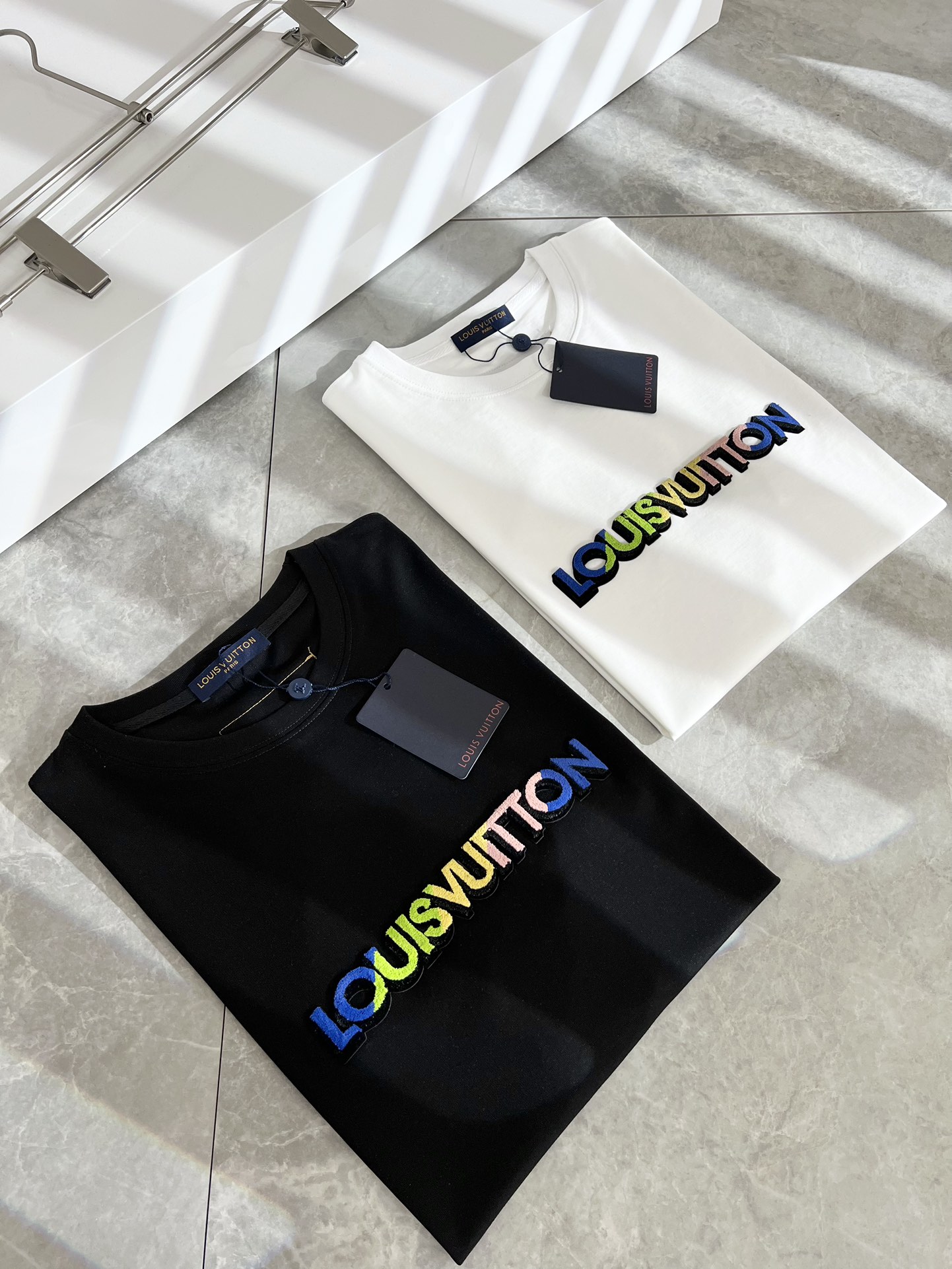 NO:118714,LouisVuitt*Louis*Deng The new spring and summer series of items are launched, a very fashionable and avant-garde short-sleeved T-shirt for men and women, with logo pattern flocking decoration!  Different from the past, it declares the design concept that has been passed down for many years in the brand!  Its eye-catchingness is no less than any classic style, perfectly presenting the fashionable, high-end and luxurious feeling in front of the world!  Made of imported cotton, the customer-supplied and imported cotton material is selected, with a high-quality 260g pure cotton fabric, which has a soft and soft touch, and the real thing is definitely beyond your imagination. It is extremely comfortable and breathable in close body. Even if you sweat profusely, you will not feel greasy or stuffy. It will bring sweating and moisture absorption to the extreme!  Size M-3XL, louis vuitton,louis vuitton,t-shirt,tees,t-shirt,alexander wang19860909LouisVuitt*路易*登 春夏全新系列单品上线,非常时髦前卫的一款男女同款短袖T恤,标识logo图案植绒修饰！区别于以往的不同,宣示品牌传承多年的设计理念！其吸睛度完全不亚于任何经典款式,将时髦高级感与奢华感完美呈现在世人眼前！客供进口全棉材质制成,精选优质260g纯棉面料,触感软糯亲肤细腻,实物到手绝对超乎你的想象,贴身无比舒适透气,即便是汗流浃背也不会有腻身及闷热感可言,将排汗吸湿性发挥到了极致！尺码M-3XL,,louis vuitton,louis vuitton,T-shirt,tees，t-shirt,alexander wang,Men's clothing