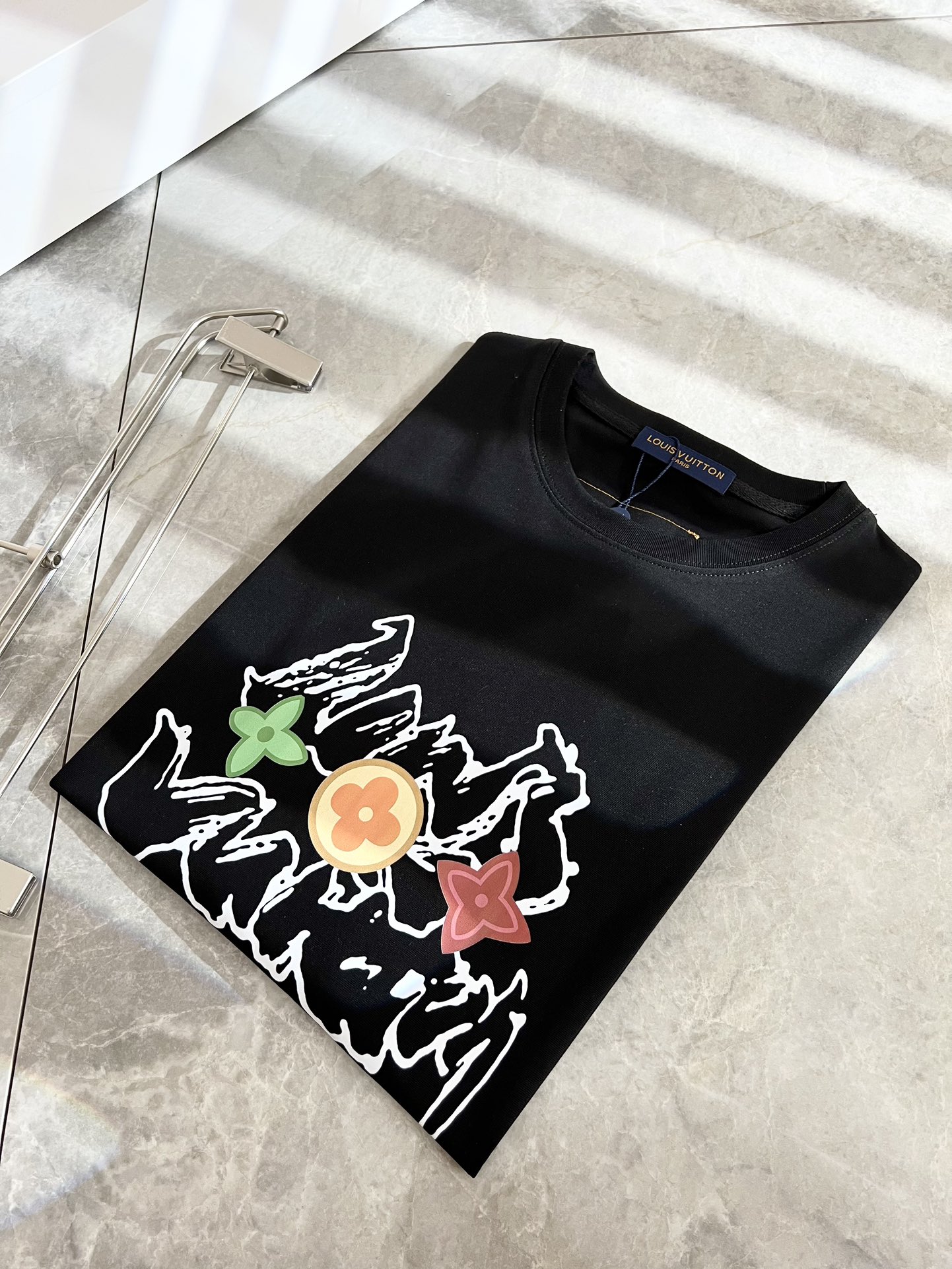 NO:118701,LouisVuitt*Louis*Deng The new spring and summer series of items are launched, a very fashionable and avant-garde short-sleeved T-shirt for men and women, with logo logo pattern and printing decoration!  Different from the past, it declares the design concept that has been passed down for many years in the brand!  Its eye-catchingness is no less than any classic style, perfectly presenting the fashionable, high-end and luxurious feeling in front of the world!  Made of imported cotton, the customer-supplied and imported cotton material is selected, with a high-quality 260g pure cotton fabric, which has a soft and soft touch, and the real thing is definitely beyond your imagination. It is extremely comfortable and breathable in close body. Even if you sweat profusely, you will not feel greasy or stuffy. It will bring sweating and moisture absorption to the extreme!  Size M-3XL, louis vuitton,louis vuitton,t-shirt,tees,t-shirt,alexander wang19860909LouisVuitt*路易*登 春夏全新系列单品上线,非常时髦前卫的一款男女同款短袖T恤,标识logo图案印花修饰！区别于以往的不同,宣示品牌传承多年的设计理念！其吸睛度完全不亚于任何经典款式,将时髦高级感与奢华感完美呈现在世人眼前！客供进口全棉材质制成,精选优质260g纯棉面料,触感软糯亲肤细腻,实物到手绝对超乎你的想象,贴身无比舒适透气,即便是汗流浃背也不会有腻身及闷热感可言,将排汗吸湿性发挥到了极致！尺码M-3XL,,louis vuitton,louis vuitton,T-shirt,tees，t-shirt,alexander wang,Men's clothing