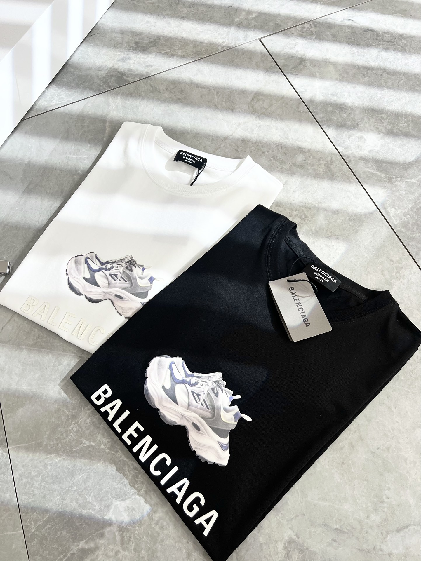 NO:118703,BALENCI*GA Paris* Home Spring and summer new short-sleeved T-shirt for men and women!  Fashionable casual short-sleeved T-shirt with catwalk patterns!  Design logo pattern glue pressing design!  The most designed and selected customer-supplied 260g of cotton fabric, which feels soft and skin-friendly, is comfortable and breathable, and it is not picky about the physical objects. The real thing will definitely make you love it!  Loose, small, shoulder-dead round neck cut, genderless couple mixed styles, opening up a new fashion charm!  Differentiate the market version of the high-end custom series!  Size M-3XL, balenciaga, T-shirt,tees, t-shirt,alexander wang19860909BALENCI*GA巴黎*家 春夏新款男女同款短袖T恤！走秀图案时尚休闲短袖T恤衫！设计logo图案压胶设计！极具设计精选客供260克全棉面料,手感柔软亲肤,着身舒适透气性都无法挑剔,实物绝对会让你爱不释手！宽松小落肩的圆领版型裁剪,无性别主义的情侣混穿款式,打开全新的时装新韵味！区别市场版本高定系列！尺码M-3XL,,balenciaga,T-shirt,tees，t-shirt,alexander wang,Men's clothing