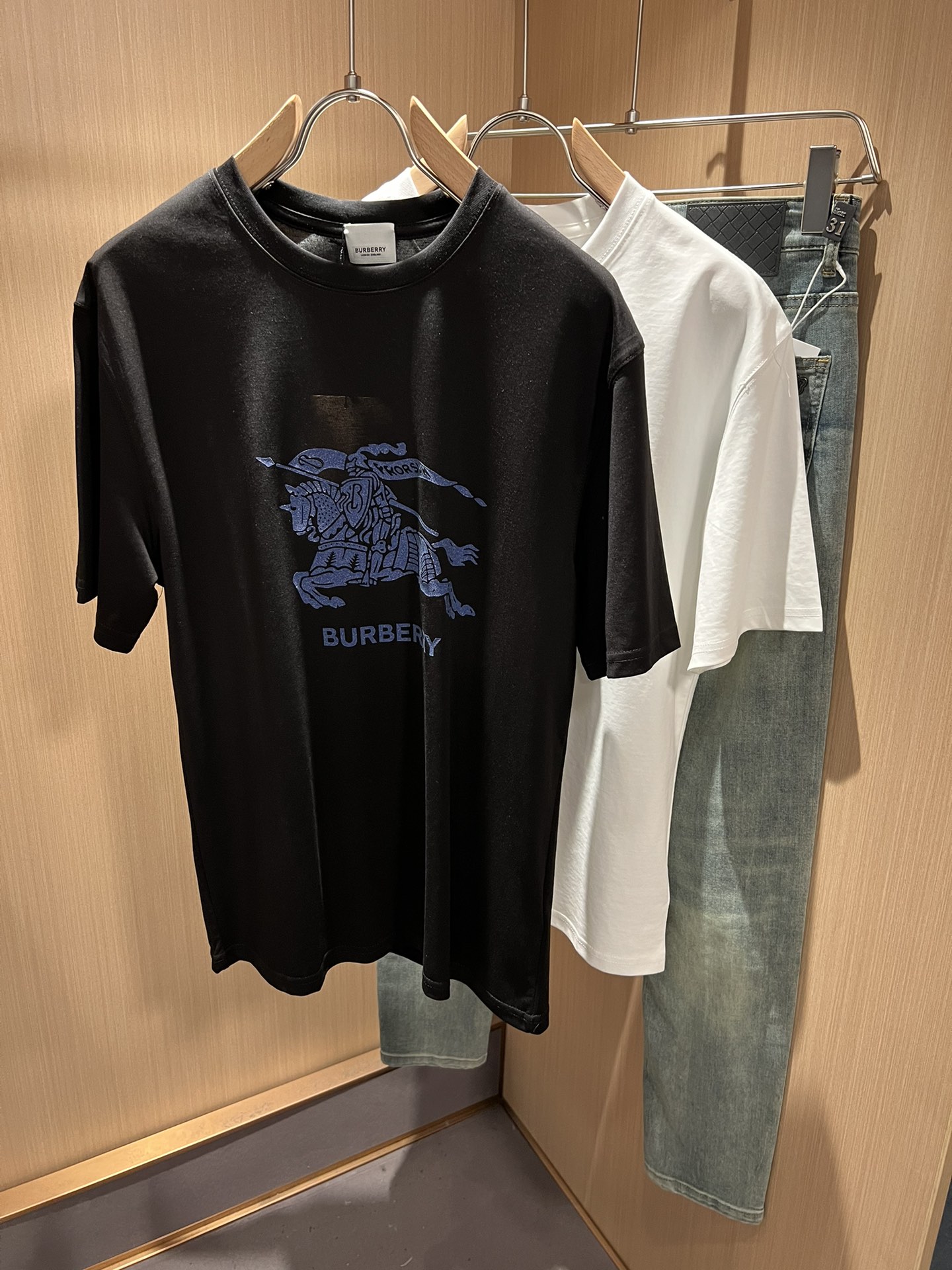 NO:121821,Bur*erry New short-sleeved T-shirt for men and women in spring and summer, the latest design elements of the brand!  Neither monotonous nor complicated, it shows taste just right!  Customer-supplied top-level printed logo design!  Comfortable, sweat-absorbing and breathable, the unique high-end fabric presents a simple and elegant temperament!  Logo print design on the chest!  Full three-dimensional! Standard cutting design!  Every detail is a synchronized with high-end fashion. Size: M-3XL, burberry, T-shirt, tees, t-shirt, alexander wang19860909Bur*erry 巴*莉 春夏新款男女同款短袖T恤,品牌最新设计元素！既不单调也不复杂,恰到好处的展现品味！客供顶级印花logo设计！舒适吸汗透气根本不在话下,面料独具的高奢感呈现简约优雅气质！胸前logo印花设计！饱满立体!标准裁剪设计！每一处细节都是与高端时尚同步的体现.尺码:M-3XL,,burberry,T-shirt,tees，t-shirt,alexander wang,Men's clothing