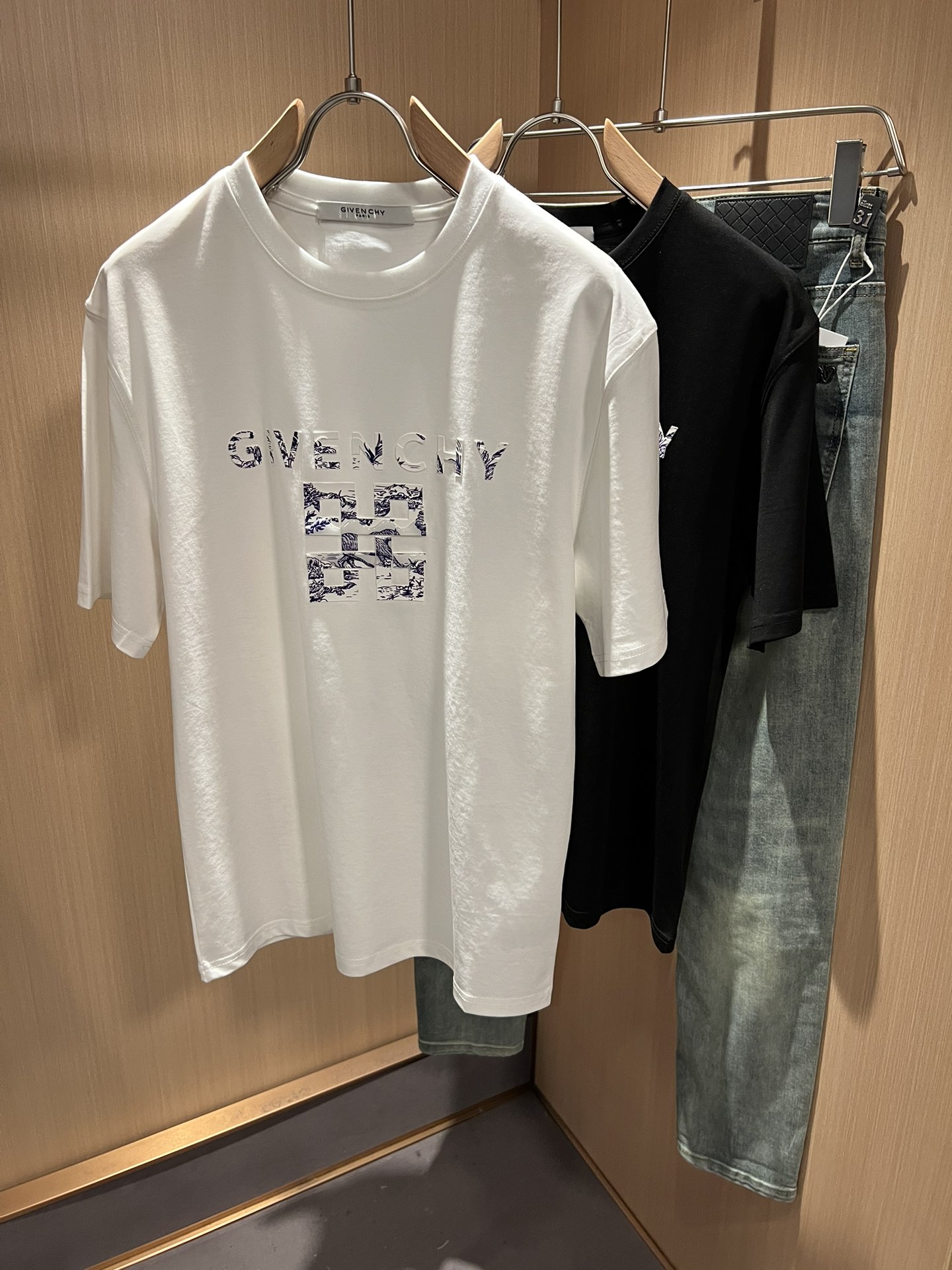 NO:121816,Giv*chy/Ji*xi Spring and Summer new short-sleeved T-shirt for men and women, the main creator has injected new fashion energy into fashion. By exploring various themes and sexy charm, it is highly recognizable and leads the new street fashion trend. This model is the exclusive outstanding design element of G family, with a logo pattern glue-pressing design!  Perfect fusion, clear and restored patterns, showing the elegant style of the brand. The original 260g pure cotton material is made of solid and high-end fabric, and the upper body can be easily controlled, showing the casual and fashionable charm. Size M-3XL, gucci, T-shirt, tees, t-shirt, alexander wang19860909Giv*chy/纪*希春夏新款男女同款短袖T恤,主创时尚注入了全新时尚能量.通过探索各种题材和性感魅力,极具辨识度,引领全新街头时尚潮流.该款是G家独家的出彩设计元素,设计标识logo图案压胶设计！完美融合,图案清晰还原度极高,彰显品牌优雅格调.选用原版260g纯棉材质,面料紧实高级,上身均可轻松驾驭,展现休闲自在时尚魅力.尺码M-3XL,,gucci,T-shirt,tees，t-shirt,alexander wang,Men's clothing