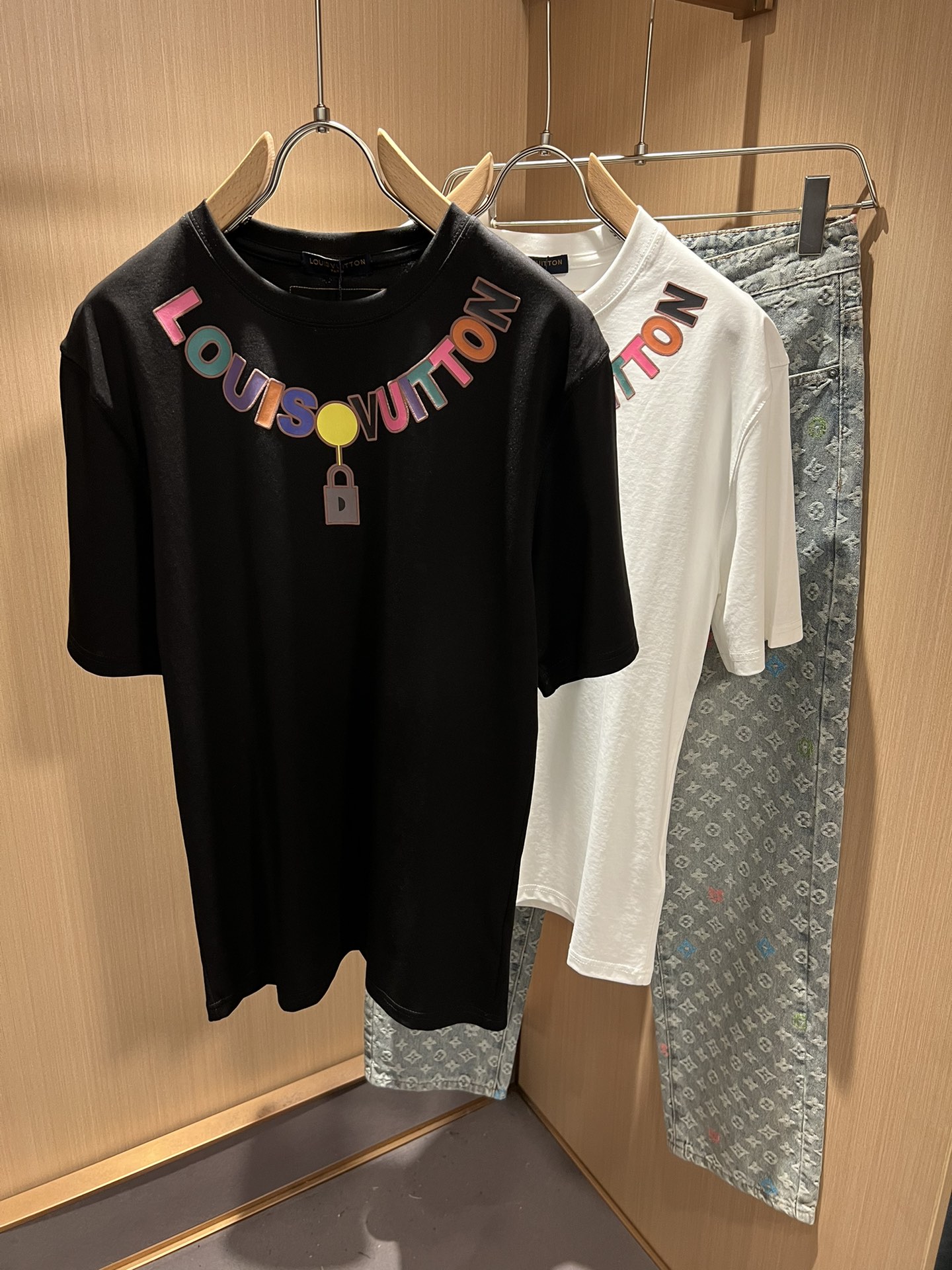 NO:121815,LouisVuitt*Louis*Deng The new spring and summer series of items are launched, a very fashionable and avant-garde short-sleeved T-shirt for men and women, with logo logo pattern and printing decoration!  Different from the past, it declares the design concept that has been passed down for many years in the brand!  Its eye-catchingness is no less than any classic style, perfectly presenting the fashionable, high-end and luxurious feeling in front of the world!  Made of imported cotton materials, selected high-quality pure cotton fabrics, soft and soft to the touch, the real thing is definitely beyond your imagination, close to the body and breathable, even if you sweat profusely, you will not feel greasy or stuffy, and will bring sweating and moisture absorption to the extreme!  Size M-3XL, louis vuitton,louis vuitton,t-shirt,tees,t-shirt,alexander wang19860909LouisVuitt*路易*登 春夏全新系列单品上线,非常时髦前卫的一款男女同款短袖T恤,标识logo图案印花修饰！区别于以往的不同,宣示品牌传承多年的设计理念！其吸睛度完全不亚于任何经典款式,将时髦高级感与奢华感完美呈现在世人眼前！客供进口全棉材质制成,精选优质纯棉面料,触感软糯亲肤细腻,实物到手绝对超乎你的想象,贴身无比舒适透气,即便是汗流浃背也不会有腻身及闷热感可言,将排汗吸湿性发挥到了极致！尺码M-3XL,,louis vuitton,louis vuitton,T-shirt,tees，t-shirt,alexander wang,Men's clothing