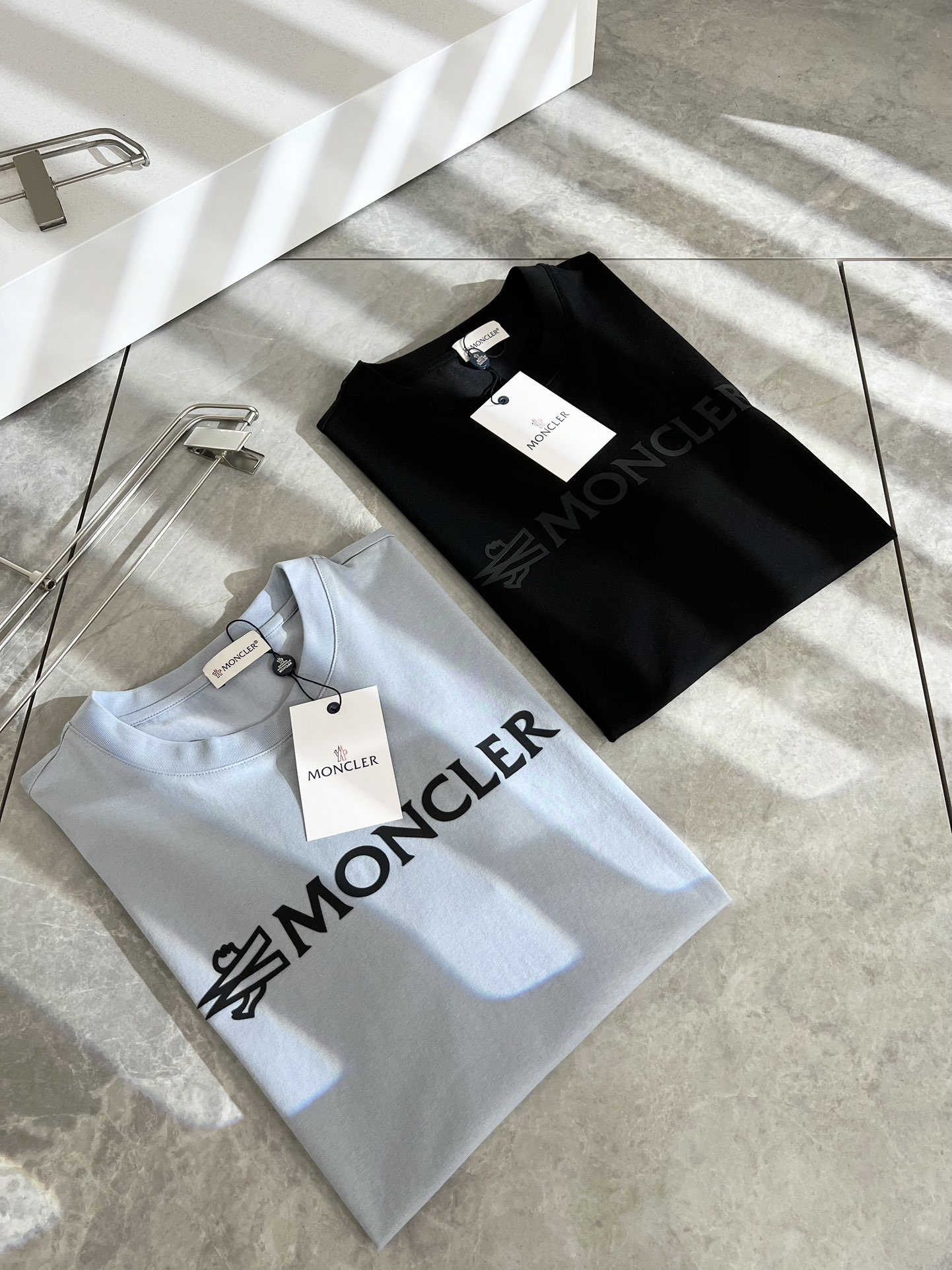 Moncler蒙家2024春夏男士最新的贸易订单短袖T恤全品相！！网红款！采用logo图案压胶设计！上身