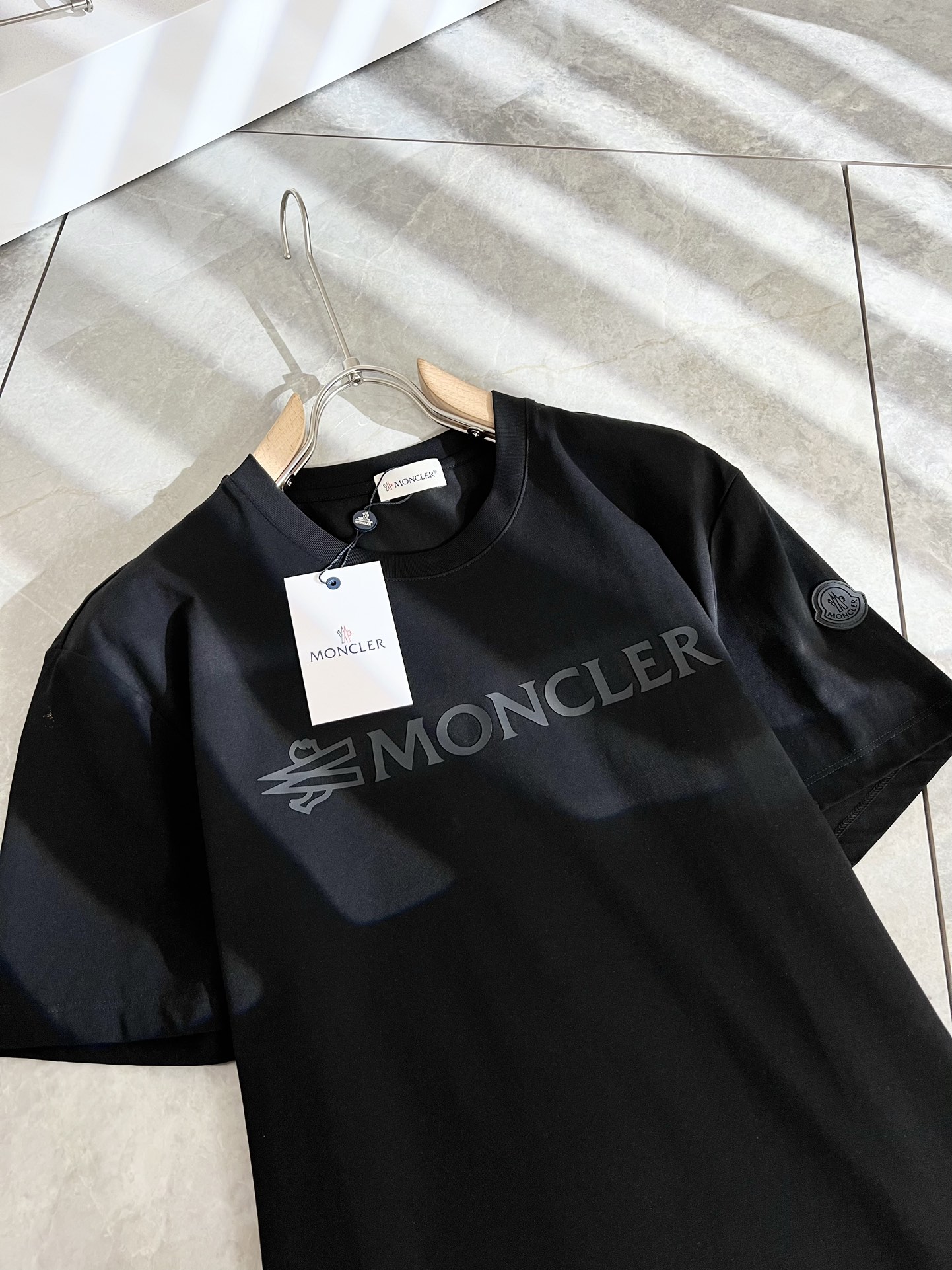 Moncler蒙家2024春夏男士最新的贸易订单短袖T恤全品相！！网红款！采用logo图案压胶设计！上身