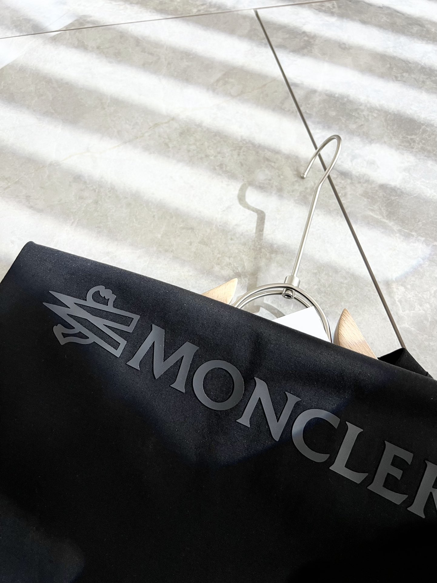 Moncler蒙家2024春夏男士最新的贸易订单短袖T恤全品相！！网红款！采用logo图案压胶设计！上身