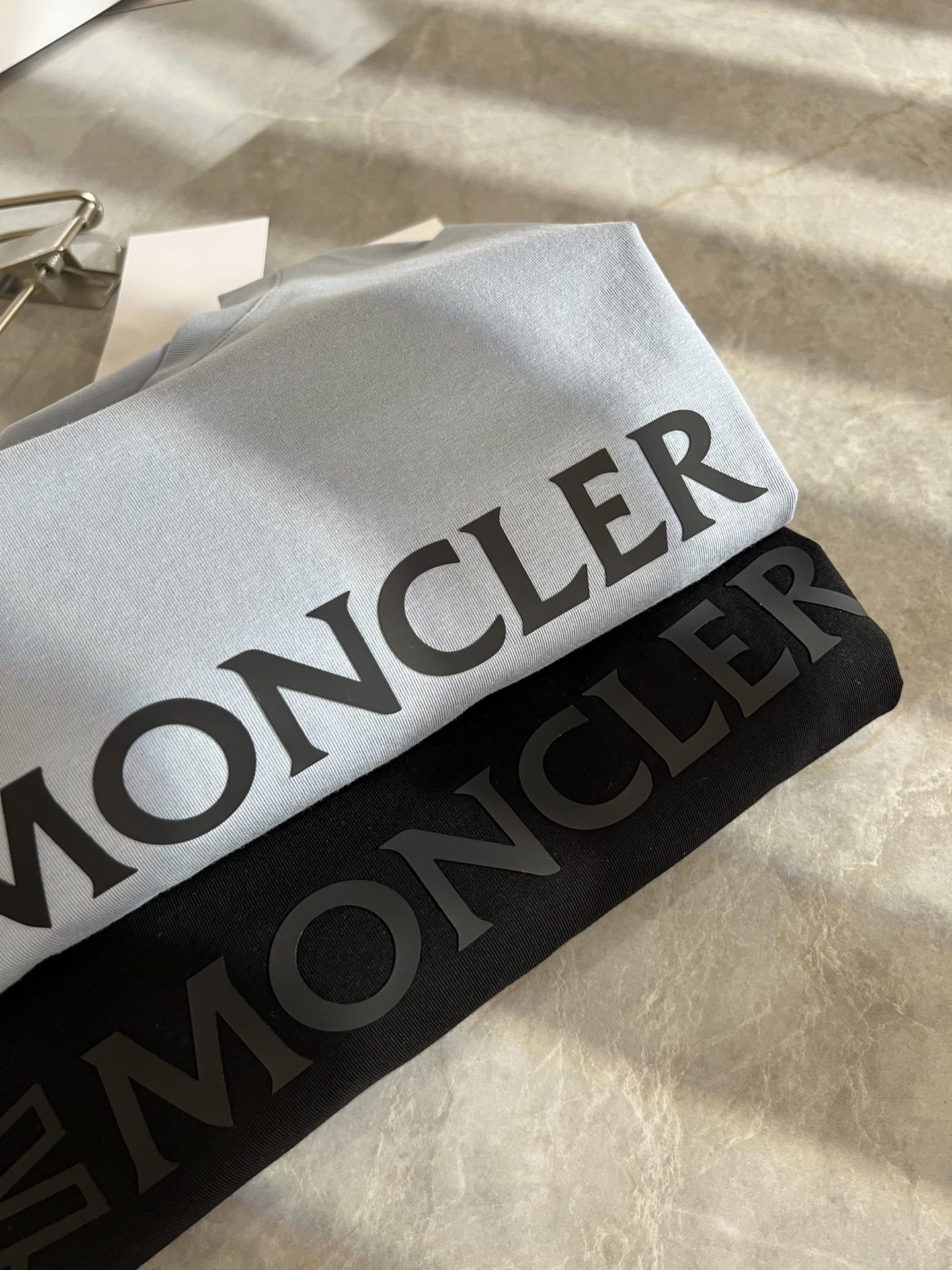 Moncler蒙家2024春夏男士最新的贸易订单短袖T恤全品相！！网红款！采用logo图案压胶设计！上身