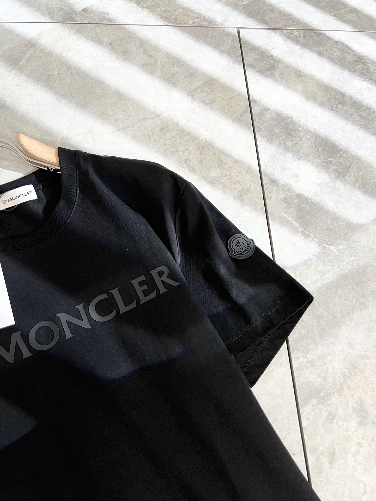 Moncler蒙家2024春夏男士最新的贸易订单短袖T恤全品相！！网红款！采用logo图案压胶设计！上身