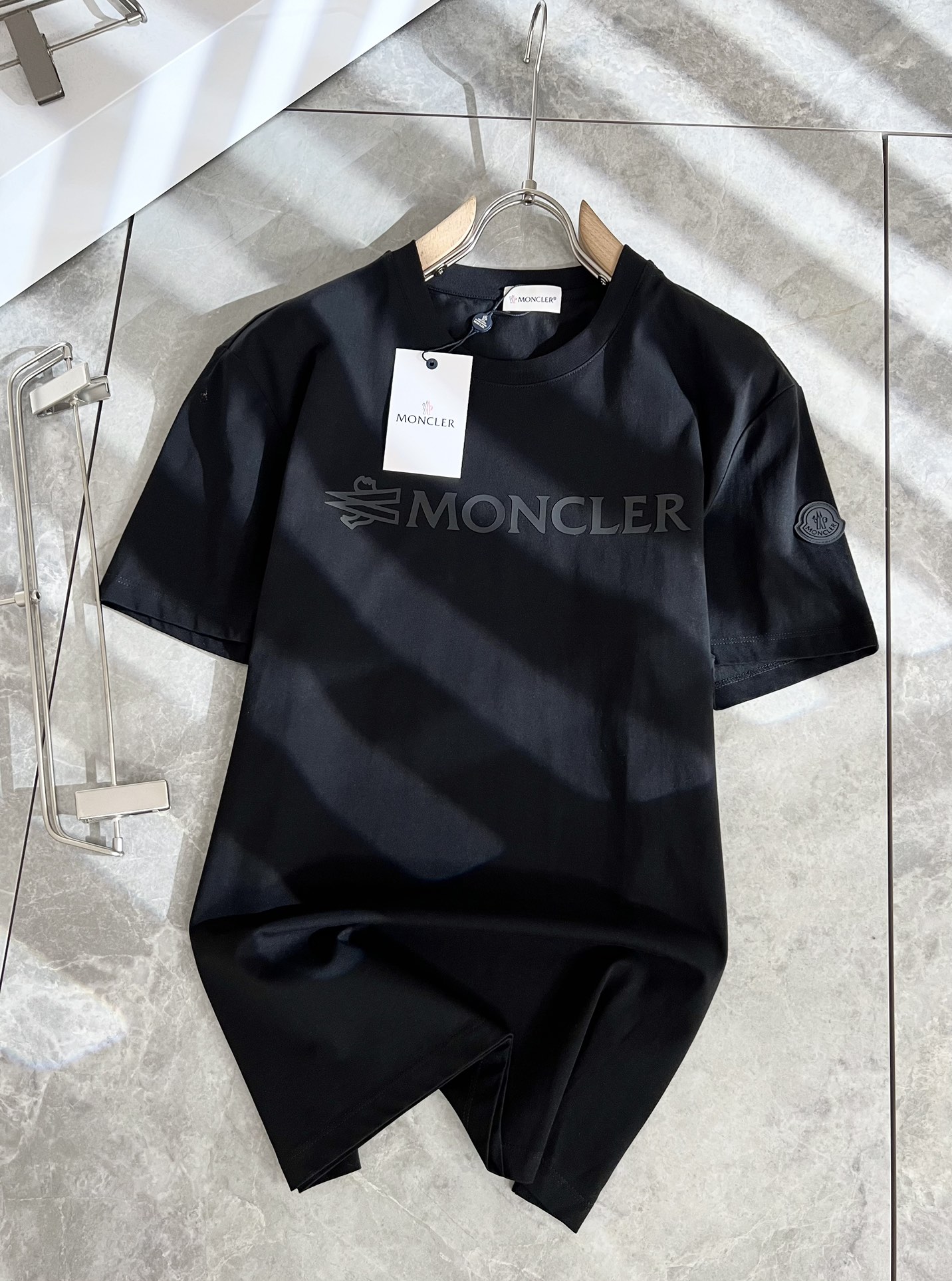 Moncler蒙家2024春夏男士最新的贸易订单短袖T恤全品相！！网红款！采用logo图案压胶设计！上身