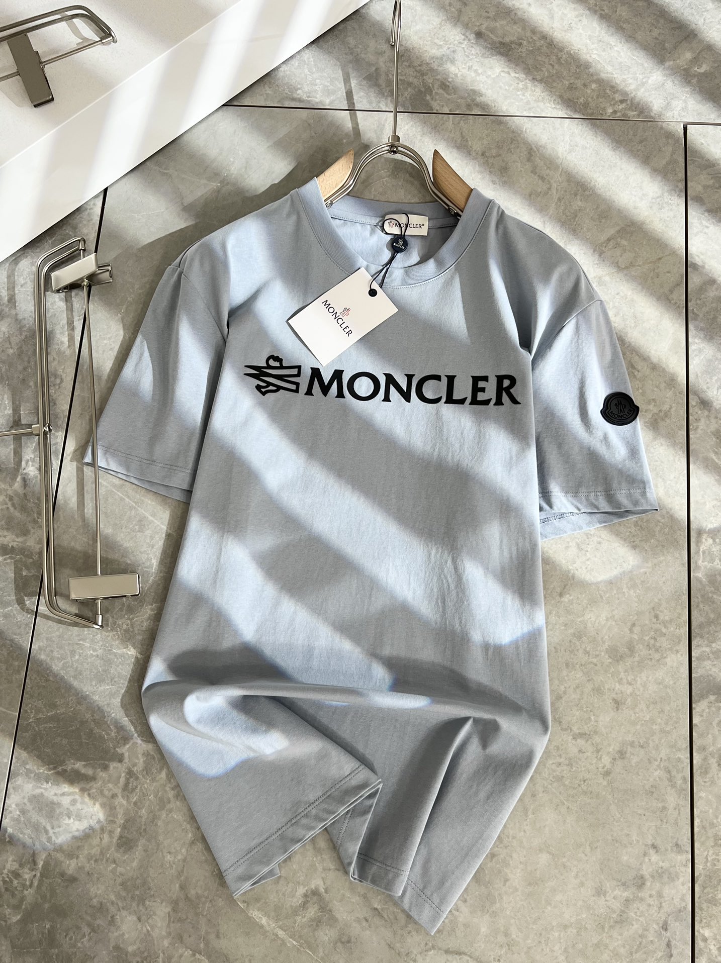 Moncler蒙家2024春夏男士最新的贸易订单短袖T恤全品相！！网红款！采用logo图案压胶设计！上身