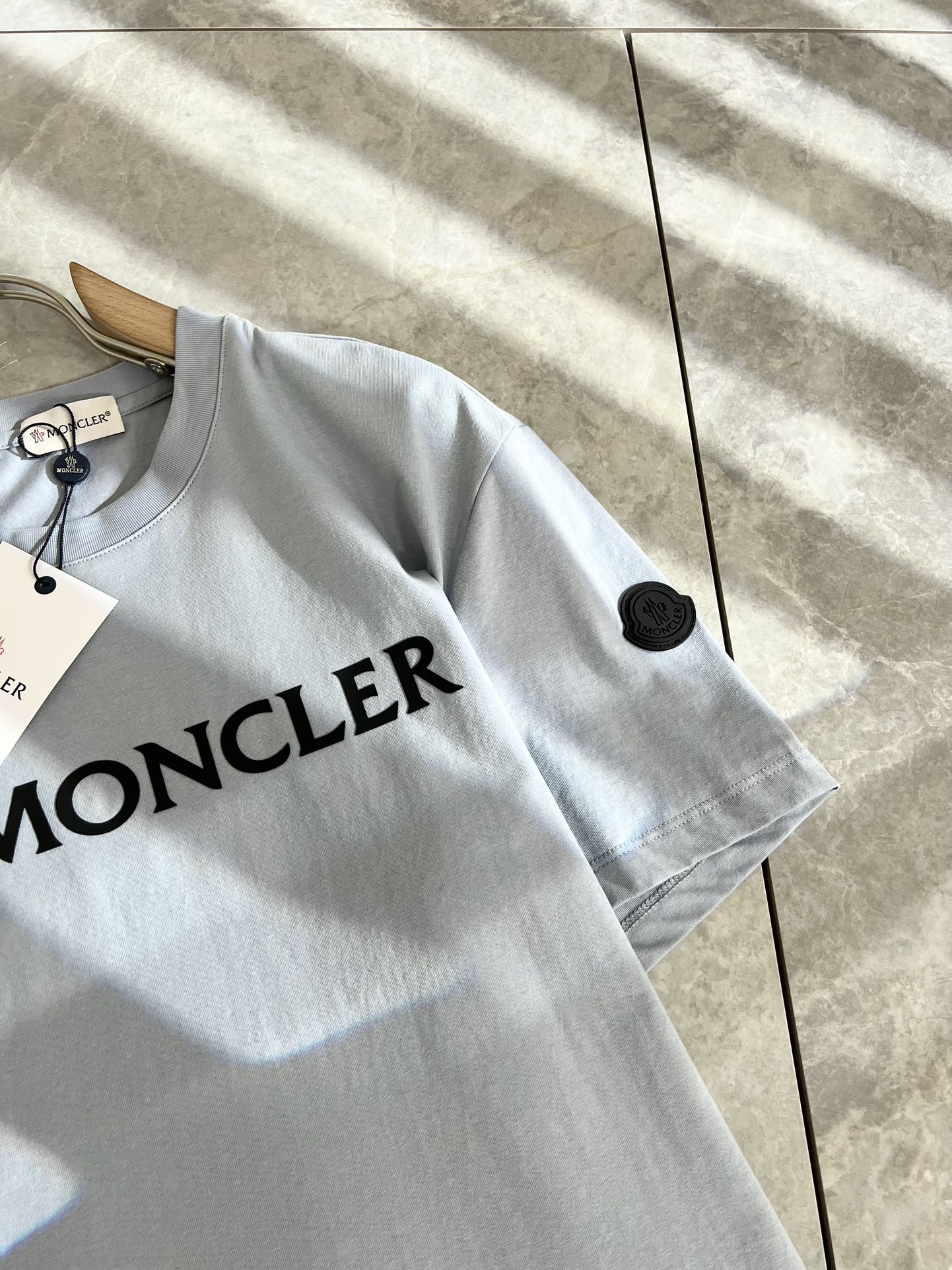 Moncler蒙家2024春夏男士最新的贸易订单短袖T恤全品相！！网红款！采用logo图案压胶设计！上身