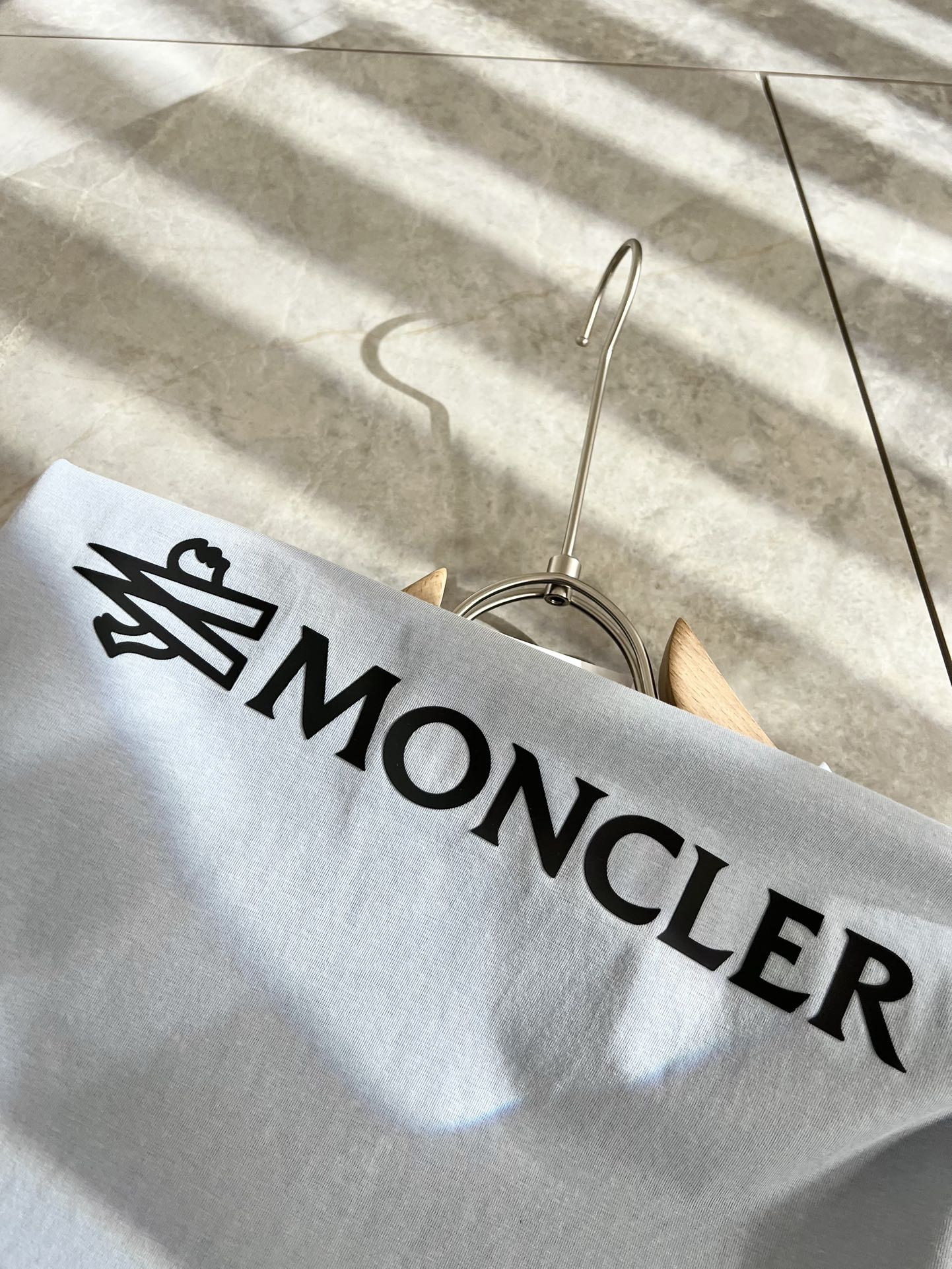 Moncler蒙家2024春夏男士最新的贸易订单短袖T恤全品相！！网红款！采用logo图案压胶设计！上身