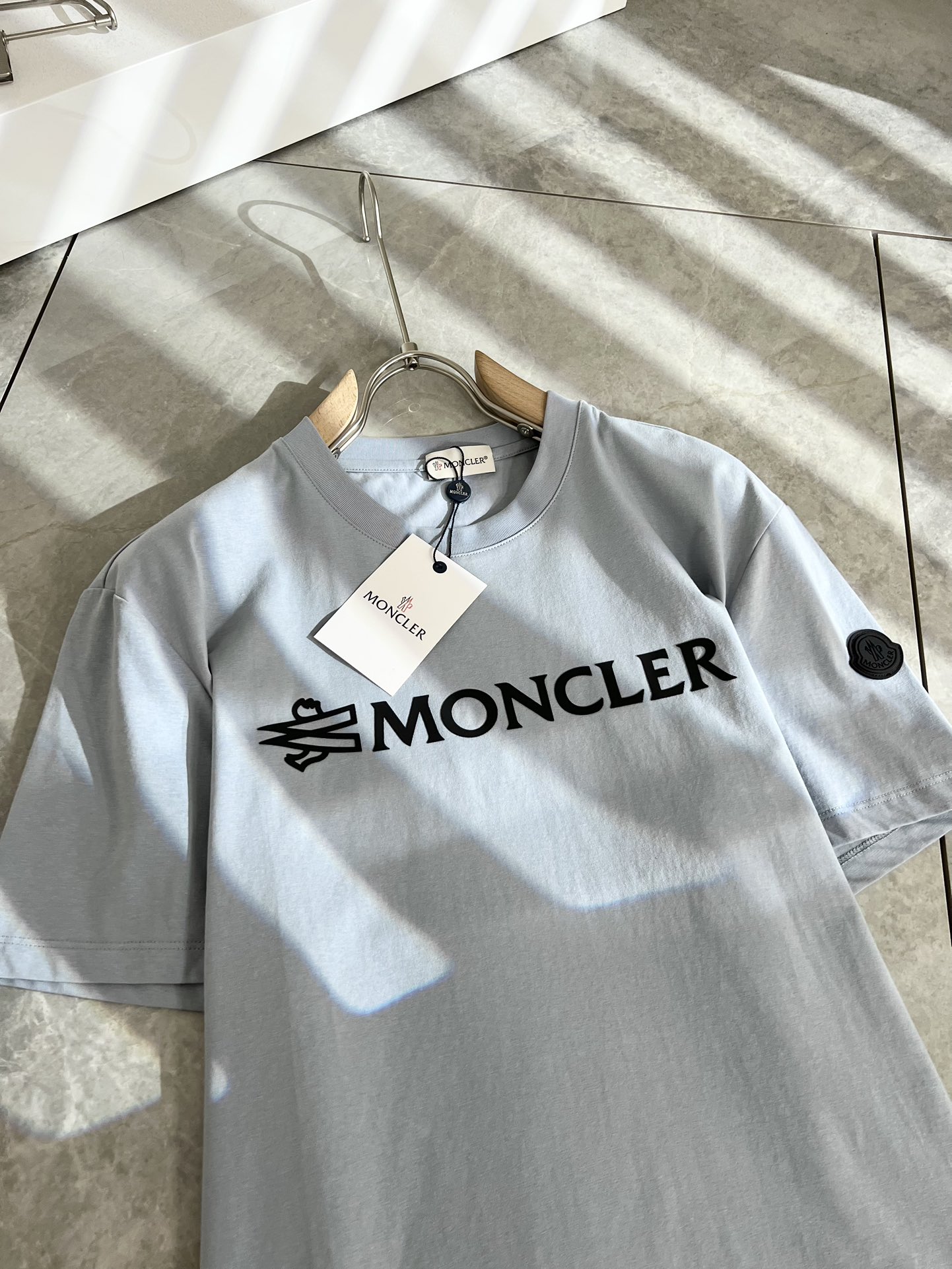 Moncler蒙家2024春夏男士最新的贸易订单短袖T恤全品相！！网红款！采用logo图案压胶设计！上身