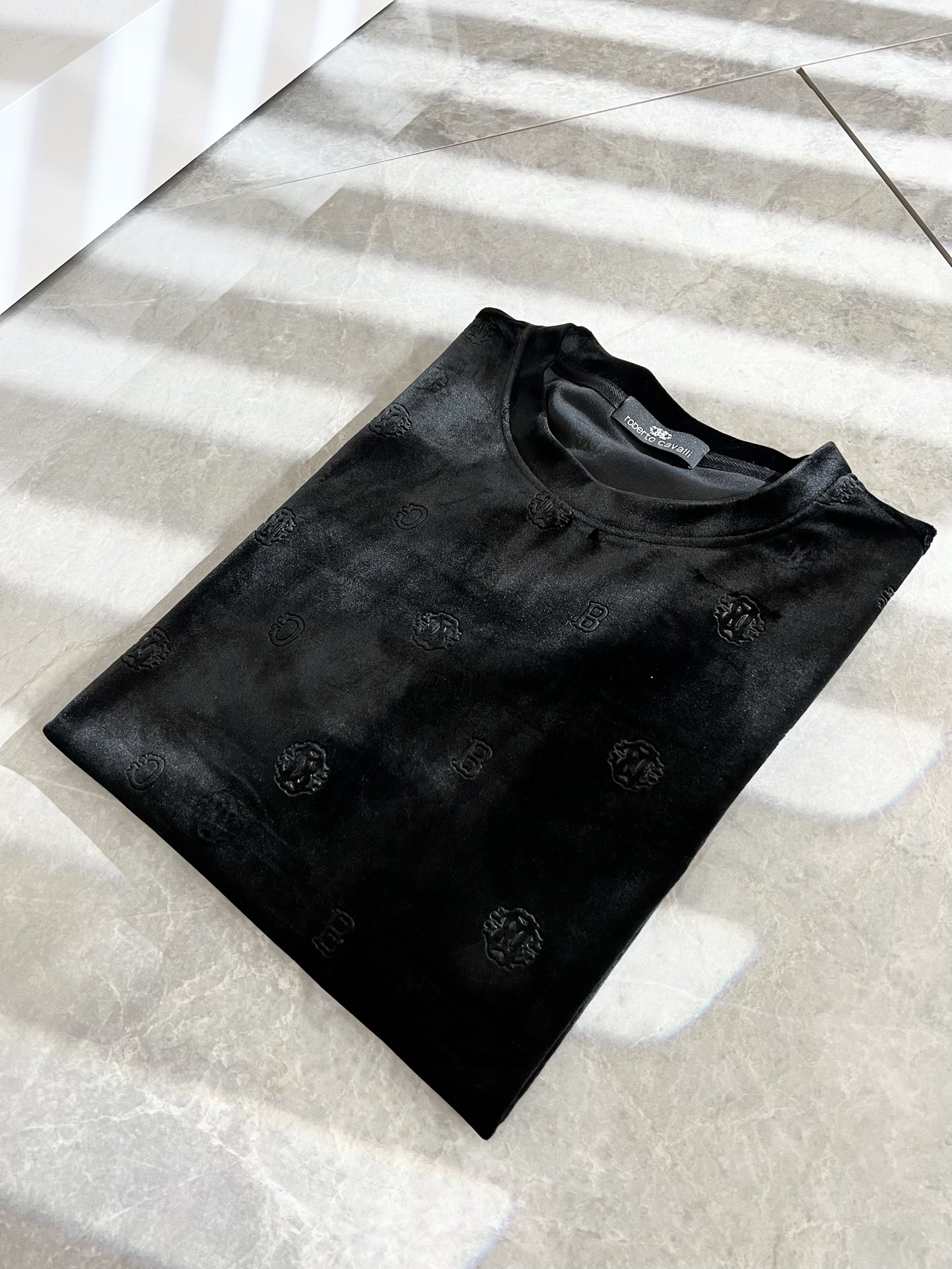 Roberto Cavalli Men's Embossed Logo Velvet T-Shirt - Autumn 2024 2 i1724361348 9647 3