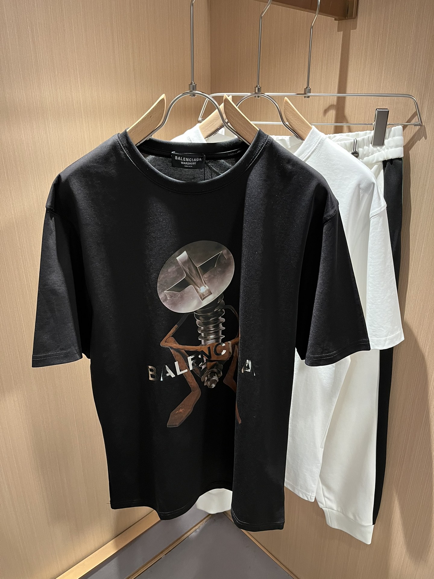 NO:496256,BALENCI*GA Paris* Home Spring and summer new short-sleeved T-shirt for men and women!  Fashionable casual short-sleeved T-shirt with catwalk pattern prints!  Design logo glue pressing design!  The most designed and selected customer-supplied 260g of cotton fabric, which feels soft and skin-friendly, is comfortable and breathable, and it is not picky about the physical objects. The real thing will definitely make you love it!  Loose, small, shoulder-dead round neck cut, genderless couple mixed styles, opening up a new fashion charm!  Differentiate the market version of the high-end custom series!  Size M-2XL, balenciaga, T-shirt,tees, t-shirt,alexander wang19860909BALENCI*GA巴黎*家 春夏新款男女同款短袖T恤！走秀图案印花时尚休闲短袖T恤衫！设计logo压胶设计！极具设计精选客供260克全棉面料,手感柔软亲肤,着身舒适透气性都无法挑剔,实物绝对会让你爱不释手！宽松小落肩的圆领版型裁剪,无性别主义的情侣混穿款式,打开全新的时装新韵味！区别市场版本高定系列！尺码M-2XL,,balenciaga,T-shirt,tees，t-shirt,alexander wang,Men's clothing