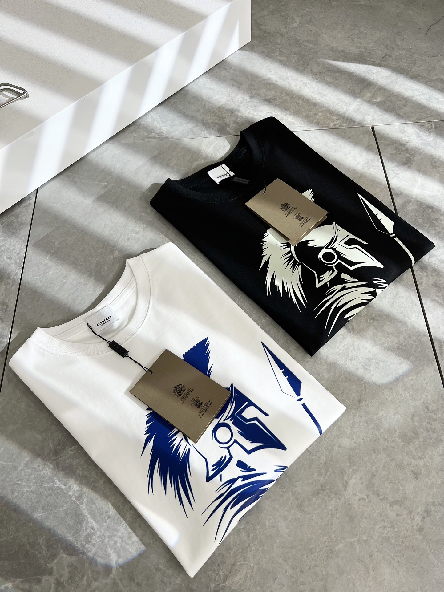 NO:496236,BURBER*Y Ba*li's new spring and summer short-sleeved casual set is coming, and it is made of a popular environmentally friendly pure cotton fabric recently. It is a high-end outdoor sports and leisure series, which is very popular in sports!  BUR's latest special material, chest printing logo pattern design!  Fabric, also known as memory cloth, refers to fabrics with morphological memory functions. It instantly kills all versions on the market. It can only be said that it is not a level at all. Whether it is material, detail restoration and craftsmanship, you are not afraid of any challenges. Just to contribute wonderful products to everyone. As always, it is consistent. A style that implements the core concept of BUR will be closely tied to fashion, always maintaining perfection, a simple but not simple design style perfectly meets the outfit you need in daily life. Size: M-2XL, burberry, T-shirt, alexander wang19860909BURBER*Y巴*莉春夏新品短袖休闲套装,重磅来袭,最近比较火热的环保纯棉面料制作而成,高端户外运动休闲系列,非常火热运动风潮！BUR最新研发的特殊材质,胸前印花logo图案设计！面料也叫记忆布,是指具有形态记忆功能的面料,秒杀市面上一切版本,只能说根本就不是一个级别的存在,不管是材质还是细节还原度以及工艺制作方面,不惧任何挑战,只为给大家奉献绝妙产物一如既往,始终如一,贯彻了BUR核心理念的一个款式将与时尚紧紧的捆绑在一起,时刻保持完美,简约而不简单的的设计风格,完美的满足了你日常所需要的穿搭.尺码:M-2XL,,burberry,T-shirt,alexander wang,Men's clothing