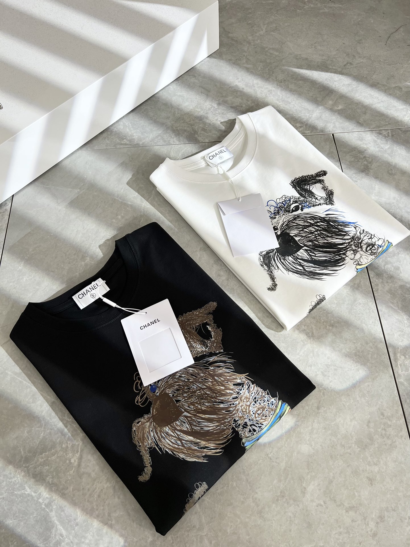 NO:496242,Xiaoxiang couple T-shirt CHA**L Spring and summer new creative casual short-sleeved T-shirt for men and women, instantly selling private European and American trade orders in the industry, the main items of the CHA**L family official website, a brand new creative letter logo pattern printing design!  !  !  Super stylish, comfortable and soft cotton round neck short-sleeved T-shirt!  It is carefully produced by a trading company specializing in overseas European and American orders, and is sold at the same time as a major Hong Kong and Macao famous store. It is currently a super popular and versatile item with the best official website of Chanel!  !  As a fashionable urban style item with unique temperament, classic slim fit style, simple pattern design, and not simple new configuration. The fabric is made of top 260 grams of pure cotton fabric provided by customers, which feels smooth and droopy, and the top is skin-friendly and comfortable and elastic. This time, I personally think I have really put in the effort in the design of the pattern. Among the tens of thousands of colors, Chanel's official designer carefully selected the most popular colors at the moment. The matching performance of this item is outstanding. The delicate fabric and soft touch are all unique advantages. It is a must-have for high-end fashionable fans!  !  !  There is no need to say anything about this classic and easy-to-wear style. As long as you choose, it is absolutely suitable!  Size M-2XL, Chanel, louis vuitton, T-shirt,tees, t-shirt,alexander wang19860909小香情侣款T恤CHA**L 春夏新款创意休闲男女同款短袖T恤,秒杀业内的欧美贸易私单,CHA**L家族官网主打单品,全新创作字母logo图案印花设计！！！上身超有型,舒适柔软的棉质圆领短袖T恤！ 是由专做海外欧美订单的贸易公司精心出品,同步各大港澳名品店发售,目前是香奈儿官网名列前茅的超人气百搭单品！！作为一款气质独特的时髦都市风尚单品,经典的修身版型打造,简洁的图样设计,不简单的全新配置.面料是采用了客供的顶级260克纯棉面料,手感顺滑有垂感,上衣穿着也是亲肤舒适有弹性.这次在图案的设计上,我个人是觉得真的是下功夫了,在上万种颜色中,香奈儿官方设计师从中精挑细选出当下最流行的色系,此款单品的搭配性能出彩,其面料之细腻,触感之柔软都是独特的优点,高端时髦粉丝必备！！！这种经典又好穿的款式真的不用再说什么了,只要你选择,那便是绝对的合适！尺码M-2XL,,chanel,louis vuitton,T-shirt,tees，t-shirt,alexander wang,Men's clothing