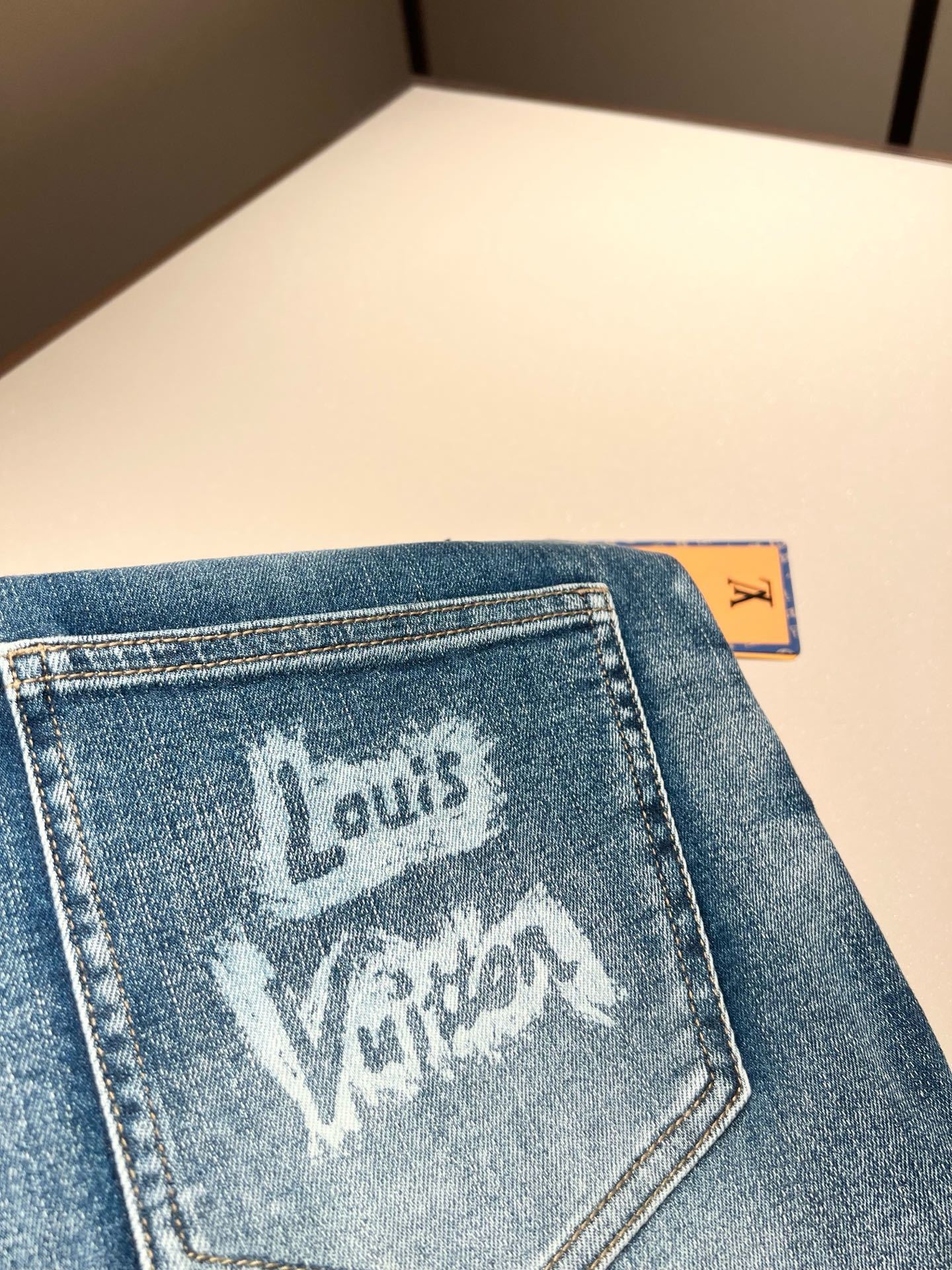 【⚠️】 Louis Vuitto*路易*登2025早春新款男士经典水洗小直筒牛仔长裤。绝佳的上身性能