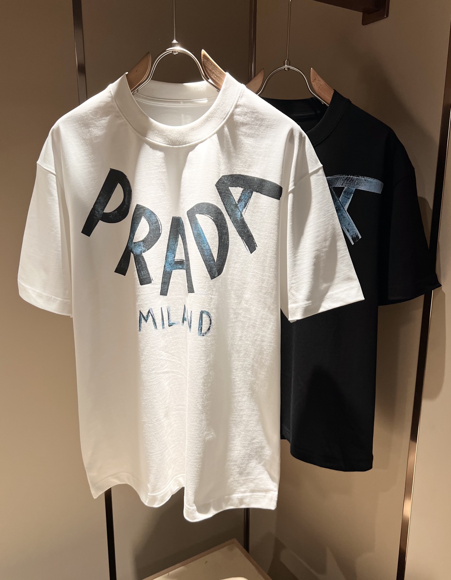 NO:141522,PRAD*A Pu*da 2025 spring and summer new short-sleeved T-shirt for men and women, the latest model is exclusively available on the entire network!  !  ~ It is classic and fashionable and versatile, who doesn’t like it? It will show the classic again. It is very pleasing to the eye and comes with a low luxury halo and recognition!  Pr*da's traditional brand concept and modern advanced technology are perfectly combined. Coupled with the extremely modern and simple design, P-family exclusive logo pattern printing design!  Customized 100% imported pure cotton fabric!  The texture of this model is quite touching, the specifications and grades are known with tentacles. The degree of delicateness and breathability are top-notch!  Size S-2XL, prada, T-shirt,tees, t-shirt,alexander wang19860909PRAD*A普*达2025春夏新款男女同款短袖T恤,最新款全网独家首上！！~既经典有时尚百搭,谁不爱啊,将经典再次展现,非常的耐看,自带低奢光环与辨识度！Pr*da传统的品牌理念和现代化的先进技术进行了完美结合.加上极其现代摩登风范的简约设计,p家专属logo图案印花设计！定制百分百进口纯棉面料！此款的质感相当感人 触手便知规格档次 细腻程度与透气效果堪称顶级！尺码S-2XL,,prada,T-shirt,tees，t-shirt,alexander wang,Men's clothing