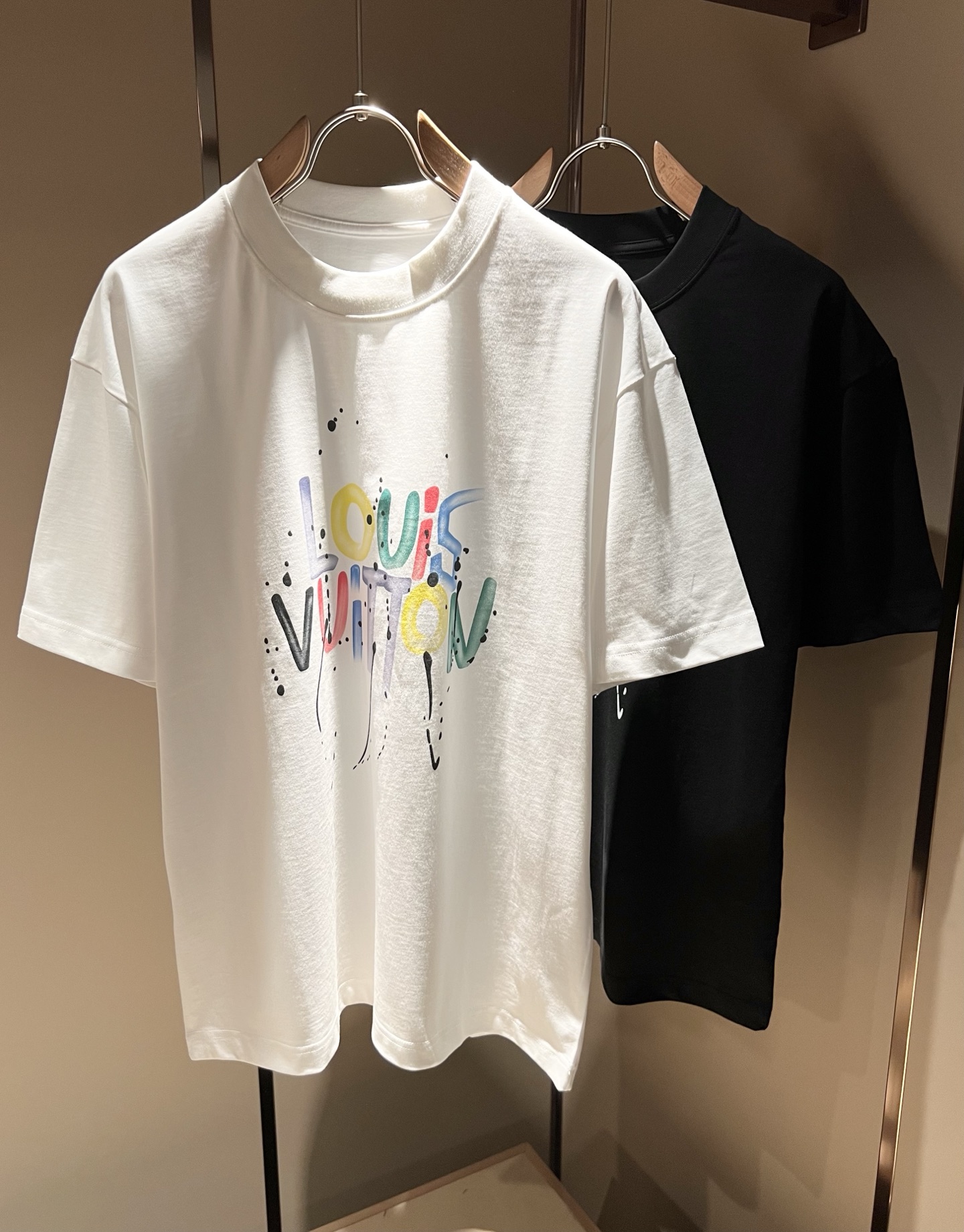 NO:141508,LouisVuitt*Louis*Deng The new series of spring and summer 2025 products are launched, a very fashionable and avant-garde short-sleeved T-shirt for men and women, with logo logo pattern printing technology modification!  Different from the past, it declares the design concept that has been passed down for many years in the brand!  Its eye-catchingness is no less than any classic style, perfectly presenting the fashionable, high-end and luxurious feeling in front of the world!  Made of imported cotton, the customer-supplied and imported cotton material is selected, with a high-quality 260g pure cotton fabric, which has a soft and soft touch, and the real thing is definitely beyond your imagination. It is extremely comfortable and breathable in close body. Even if you sweat profusely, you will not feel greasy or stuffy. It will bring sweating and moisture absorption to the extreme!  Size S-2XL, louis vuitton,louis vuitton,t-shirt,tees,t-shirt,alexander wang19860909LouisVuitt*路易*登 2025春夏全新系列单品上线,非常时髦前卫的一款男女同款短袖T恤,标识logo图案印花工艺修饰！区别于以往的不同,宣示品牌传承多年的设计理念！其吸睛度完全不亚于任何经典款式,将时髦高级感与奢华感完美呈现在世人眼前！客供进口全棉材质制成,精选优质260g纯棉面料,触感软糯亲肤细腻,实物到手绝对超乎你的想象,贴身无比舒适透气,即便是汗流浃背也不会有腻身及闷热感可言,将排汗吸湿性发挥到了极致！尺码S-2XL,,louis vuitton,louis vuitton,T-shirt,tees，t-shirt,alexander wang,Men's clothing