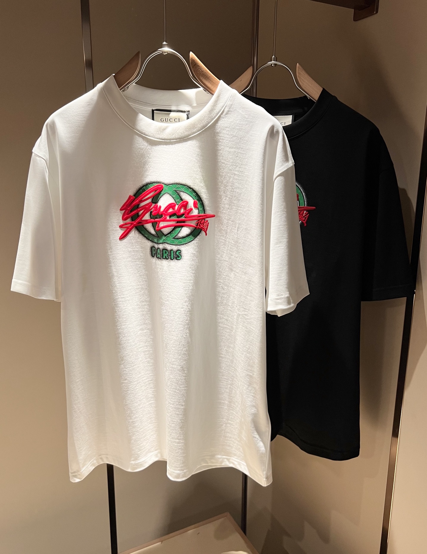 NO:141534,Gucc* Gujia 2025 spring and summer series basic round neck pullover short-sleeved T-shirt, men and women's couples casual loose cotton round neck short-sleeved T-shirt!  Trading companies have sparse channels and are released on the official website at the same time!  The latest series of spring and summer 2025, classic fashion design elements, injecting full vitality into the new series. This T-shirt is carefully selected for imported cotton fabrics. The fabric feels skin-friendly and soft and delicate, and the body logo pattern is glued!  It has an extremely comfortable and breathable wearing experience. The whole item is very eye-catching and fashionable, and is deeply loved by young people today!  The loose round neck cut is a neutral style regardless of age and gender, suitable for matching all the styles and looks you need in your daily life!  It is recommended to wear couple outfits to go out on the street to make it more pleasing to the eye!  Size M-3XL, gucci, gucci, T-shirt, tees, t-shirt, alexander wang19860909Gucc*古家 2025春夏系列基础圆领套头短袖T恤,男女同情侣款休闲宽松棉质圆领短袖T恤衫！贸易公司渠道稀出,同步官网发售 ！ 2025春夏最新系列,经典时尚设计元素,为全新系列注入满满活力,这款T恤衫用心甄选客供进口棉面料制成,面料手感亲肤柔软细腻,衣身logo图案压胶设计！拥有着无比舒适透气性的穿着体验,整件单品极具吸睛度与时尚感,深受当下年轻人的喜爱！基础宽松的圆领版型裁剪,不分年龄与性别的中性款式,适合搭配你日常所需的所有风格与造型！建议搭配情侣装出街会更为养眼出色！尺码M-3XL,,gucci,gucci,T-shirt,tees，t-shirt,alexander wang,Men's clothing