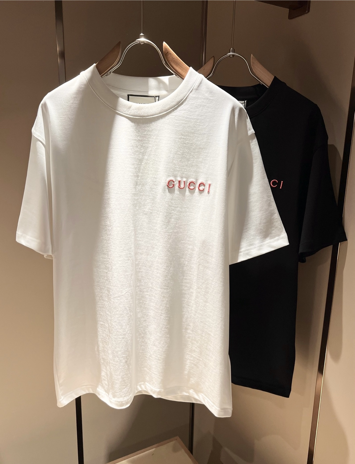 NO:141510,Gucc* Gujia 2025 spring and summer series basic round neck pullover short-sleeved T-shirt, men and women's couples casual loose cotton round neck short-sleeved T-shirt!  Trading companies have sparse channels and are released on the official website at the same time!  The latest series of spring and summer 2025, classic fashion design elements, injecting full vitality into the new series. This T-shirt is carefully selected for imported cotton fabrics. The fabric feels skin-friendly and soft and delicate, and the body logo pattern embroidery design!  It has an extremely comfortable and breathable wearing experience. The whole item is very eye-catching and fashionable, and is deeply loved by young people today!  The loose round neck cut is a neutral style regardless of age and gender, suitable for matching all the styles and looks you need in your daily life!  It is recommended to wear couple outfits to go out on the street to make it more pleasing to the eye!  Size M-3XL, gucci, gucci, T-shirt, tees, t-shirt, alexander wang19860909Gucc*古家 2025春夏系列基础圆领套头短袖T恤,男女同情侣款休闲宽松棉质圆领短袖T恤衫！贸易公司渠道稀出,同步官网发售 ！ 2025春夏最新系列,经典时尚设计元素,为全新系列注入满满活力,这款T恤衫用心甄选客供进口棉面料制成,面料手感亲肤柔软细腻,衣身logo图案刺绣设计！拥有着无比舒适透气性的穿着体验,整件单品极具吸睛度与时尚感,深受当下年轻人的喜爱！基础宽松的圆领版型裁剪,不分年龄与性别的中性款式,适合搭配你日常所需的所有风格与造型！建议搭配情侣装出街会更为养眼出色！尺码M-3XL,,gucci,gucci,T-shirt,tees，t-shirt,alexander wang,Men's clothing