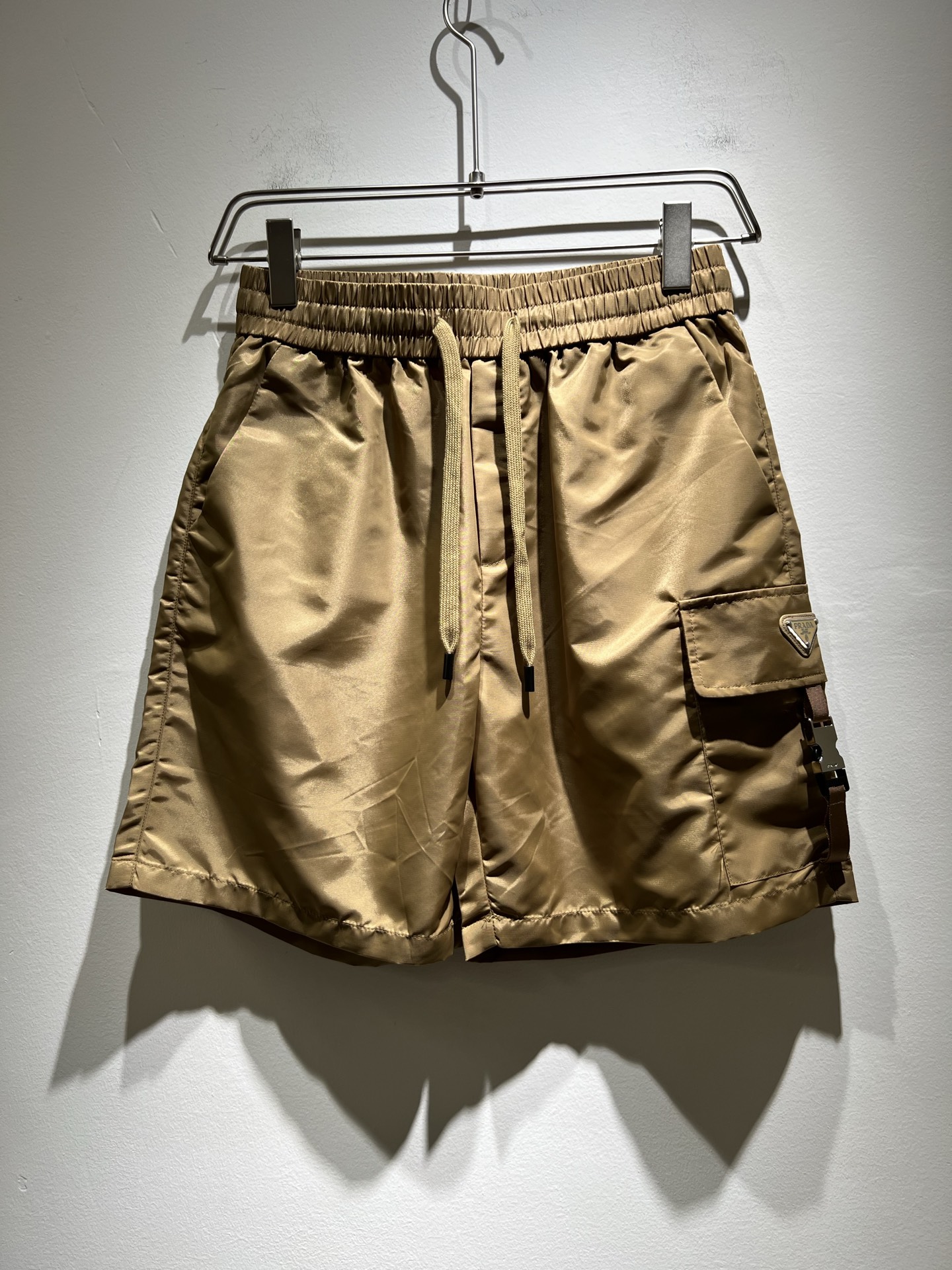 NO:149387,PRA*DA Pu*da 2025 spring and summer new men's casual shorts, a high-end quality choice... A versatile trousers that combine casual pants is also an indispensable matching tool in men's wardrobe. It is a classic style with practical wear!  The design style of the whole casual pants is simple and fashionable, which is very consistent with the low-luxury style setting, has excellent skin-friendly value, is easy to wear, and is full of detail!  Classic logo logo pattern hardware design!  This trousers are made of high-quality canvas cotton fabric. The fabric is comfortable, soft and delicate, and has a good vertical feeling. It looks very textured and has a high-end charm. The first-class and exquisite style cut, the line is delicate, smooth and neat, and the casual and casual pants look good no matter how you match it. If you like it, buy it now. Good products are not waiting for anyone!  Size M-3XL, prada, shorts, alexander wang19860909PRA*DA普*达 2025春夏新款男士休闲短裤,高端品质之选……一款休闲裤兼备的百搭裤装,也是男士衣橱里不可缺少的搭配神器,属于实穿型的经典款式！整条休闲裤的设计风格简洁时尚,非常符合低奢的风格设定,亲肤值优越,穿着方便,细节感十足！经典标识logo图案五金设计！此款裤装采用优质帆布棉面料打造而成,面料舒服,手感柔软细腻,有着很好的垂直感,看上去非常有质感,细品高级韵味十足.一流精湛的版型裁剪,走线细致平顺工整,休闲随意怎么搭配都好看的裤装,喜欢的赶紧入手吧,好货可不等人！尺码M-3XL,,prada,shorts,alexander wang,Men's clothing