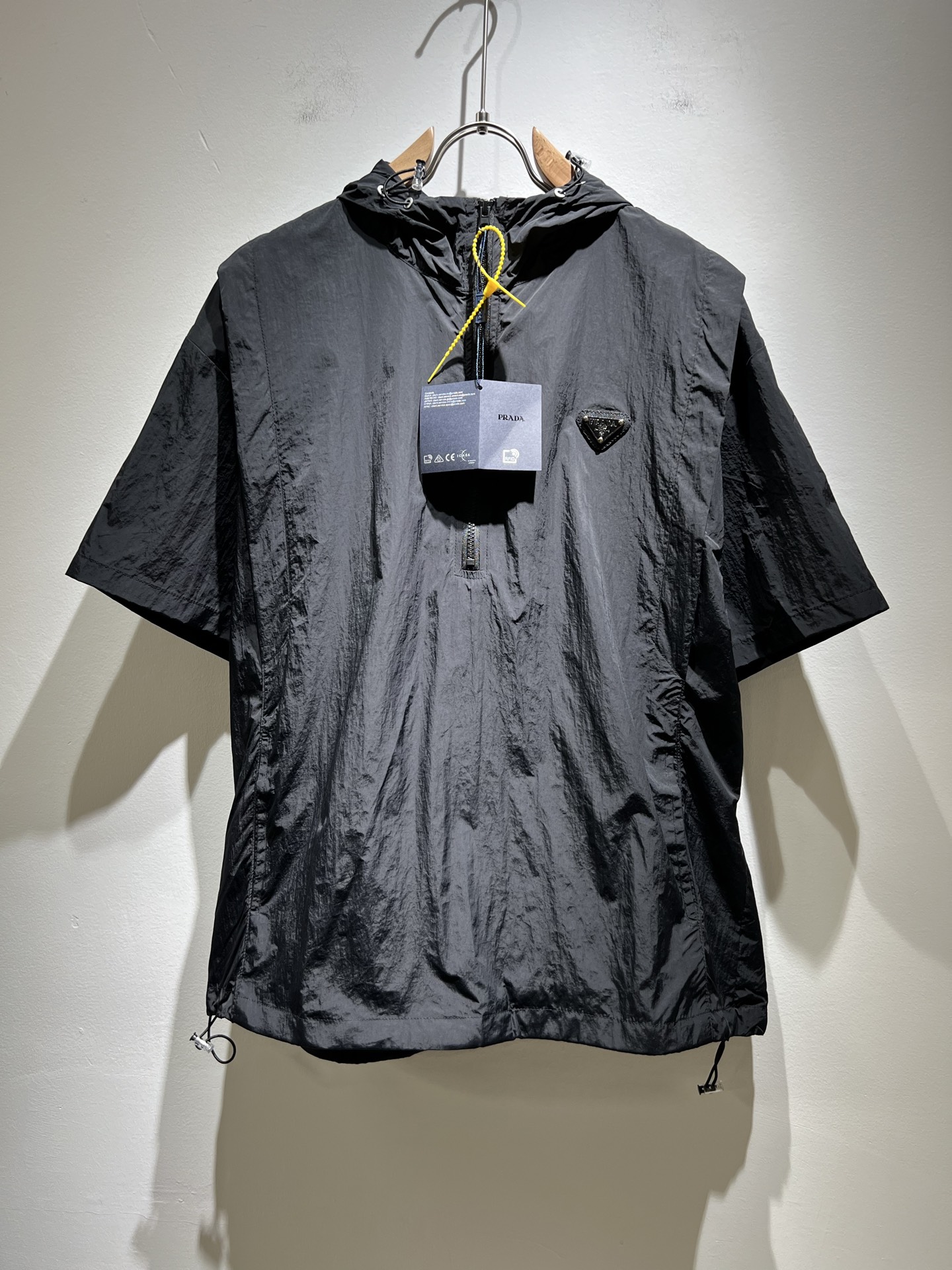 NO:141520,PRAD*A Pu*da 2025 spring and summer new casual set, the latest model is exclusively available on the entire network!  !  ~ It is classic and fashionable and versatile, who doesn’t like it? It will show the classic again. It is very pleasing to the eye and comes with a low luxury halo and recognition!  Pr*da's traditional brand concept and modern advanced technology are perfectly combined. Coupled with the extremely modern and modern minimalist design, the exclusive logo badge design of P's exclusive logo!  Customized 100% imported polyester fiber fabric!  The texture of this model is quite touching, the specifications and grades are known with tentacles. The degree of delicateness and breathability are top-notch!  Size M-2XL, prada, alexander wang19860909PRAD*A普*达2025春夏新款休闲套装,最新款全网独家首上！！~既经典有时尚百搭,谁不爱啊,将经典再次展现,非常的耐看,自带低奢光环与辨识度！Pr*da传统的品牌理念和现代化的先进技术进行了完美结合.加上极其现代摩登风范的简约设计,p家专属logo徽章设计！定制百分百进口聚酯纤维面料！此款的质感相当感人 触手便知规格档次 细腻程度与透气效果堪称顶级！尺码M-2XL,,prada,alexander wang,Men's clothing