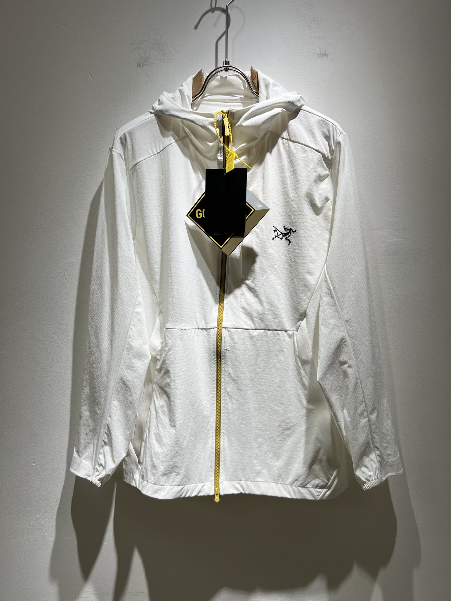 NO:141523,ARCTER*X Original Archaeological Bird 2025 spring and summer new sunscreen jacket for men and women, outdoor brands may first think of Canadian goose and Archaeological Bird. It gives people a feeling of trying out the label!  In addition to being quite accomplished in style design, the most obvious or most expert should be to have deeper and unique insights and attainments in fabrics. Through continuous structural research and problem-solving, and characterized by unique research on fabrics, these alone are enough to support it to become the first-rate new logo brand image in the clothing manufacturing industry. This model is made of quick-drying fabric!  Through precision, the hand feels smooth and soft, and both has natural beauty and comfort. The large body style is cut cleanly and cleanly, and the fabric shows a different hazy structural beauty. It is made of exclusive mold customization. The fabric and its technology test the workers, can be smooth and smooth without wrinkles!  Chest logo pattern glue-press design!  It really tests the handmade work of every master!  It makes the overall clean and neat, without leaving any thread. Now the neutrality that pursues life is more refined in life!  Size M-3XL, arc'teryx,jackets & coats,jackets & coats,alexander wang19860909ARCTER*X始*祖鸟 2025春夏新款男女同款防晒衣夹克外套,户外品牌可能大家第一想到的就是加拿大鹅、始祖鸟.给人一种标签试的感觉！除了在款式设计上颇有造诣之外,最明显或者说最为拿手的,应该就是在面料上的拥有更深独特见解跟造诣了.通过不断地结构研究和问题处理,在以面料独特研究为特征,仅凭这些就已经足以支撑其成为服装制造行业中,首屈可数的新标志品牌形象.此款采用速干面料材质！通过精工手感细滑柔软,同时兼具自然美感跟舒适度.大身上版型裁剪简洁干净,面料上显现出了不一样朦胧的结构性美感来.独家开模定制而成,面料及其考验工人的技术,能做到平整服帖又不起皱！胸前logo图案压胶设计！真的是很考验每位师傅的手工制作！使得整体干净利索,不留一丝线头.现在对于生活有所追求的中性也在生活中更为精致！尺码M-3XL,arc'teryx,jackets & coats,jackets & coats,alexander wang,Men's clothing