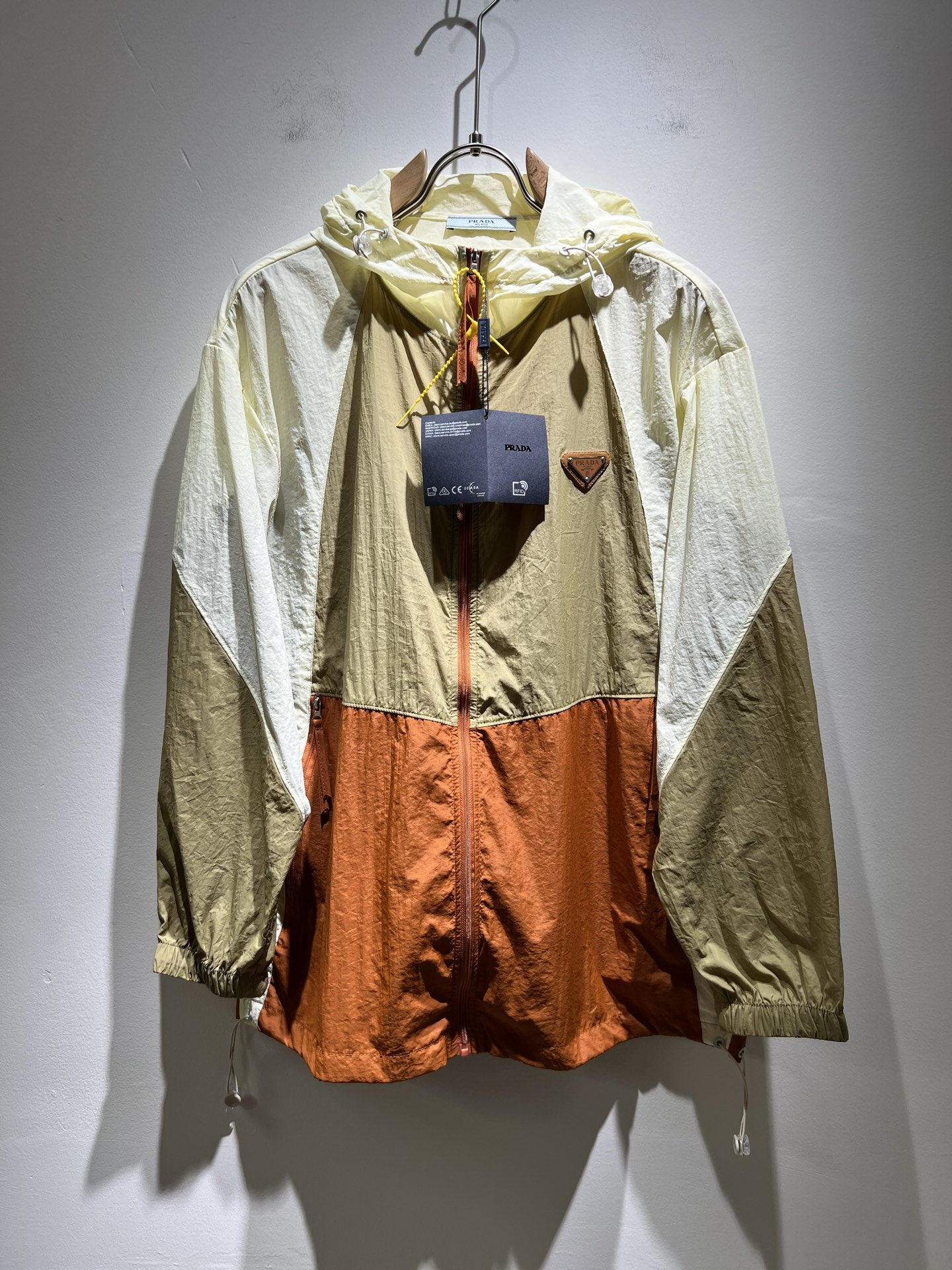 NO:141526,PRAD*A 2025 spring and summer casual sun protection jacket jacket, the latest fashionable casual zipper jacket, fashionable jacket! Trading company channels are rare and it is released on the official website. The most anticipated high-quality products of the male god are coming, making you feel what it means to be truly high and luxurious! This jacket is made of light and thin technical fabrics specially customized by P home. The surface is neat and smooth and shiny, and the texture is obvious through the screen. The upper body is comfortable, light and not stuffy. Sun protection and wind protection give you the most enjoyable wearing experience!  Exquisite logo pattern hardware design!  Perfectly enhance the overall sense of luxury and class, and you can get a high-end luxury atmosphere at a glance! Basic regular jacket style cut, versatile and simple upper body, not picky, easy to deal with various occasions and environments, is undoubtedly a must-have item for daily commuting! Size M~3XL, prada, jackets & coats, jackets & coats, alexander wang19860909PRAD*A普*达2025春夏休闲防晒衣夹克外套,最新时尚休闲拉链夹克,时尚夹克外套!贸易公司渠道稀出,同步官网发售,男神最为期待的精品狠货重磅来袭,让你感受到什么叫真正的高奢有内涵!此款夹克外套选用了P家专业定制的轻薄科技面料制成,表面整洁光滑且富有光泽,质感透过屏幕都显而易 见,上身舒适轻盈不闷热, 防晒防风给你最为享受的穿着体验！精致logo图案五金设计！完美提升了整体的奢华档次感,一眼就能Get到的高端奢华气息!基础常规的夹克版型裁剪,上身百搭简约不挑人,轻松应对各种场合与环境,属于日常通勤必备的臻品无疑!尺码M～3XL,,prada,jackets & coats,jackets & coats,alexander wang,Men's clothing