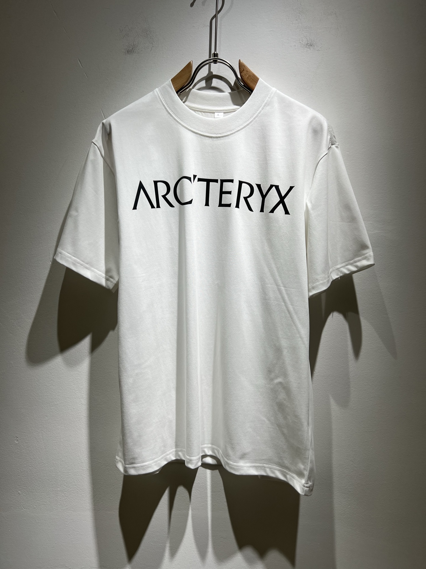 NO:141517,ARCTER*X Original Archaeological Bird 2025 spring and summer new short-sleeved T-shirt outdoor brands for men and women, perhaps the first thing that comes to mind is Canadian goose and Archaeological Bird. It gives people a feeling of trying out the label!  In addition to being quite accomplished in style design, the most obvious or most expert should be to have deeper and unique insights and attainments in fabrics. Through continuous structural research and problem-solving, and characterized by unique research on fabrics, these alone are enough to support it to become the first new logo brand image in the clothing manufacturing industry. This model uses air cotton material!  The fabric after the seiko blending feels smooth and soft, and it has both natural beauty and comfort. The large body style is cut cleanly and cleanly, and the fabric shows a different hazy structural beauty. It is made of exclusive mold customization. The fabric and its technology test the workers, can be smooth and smooth without wrinkles!  Logo logo pattern printing craft design!  It really tests the handmade work of every master!  It makes the whole clean and neat, without leaving any thread. Now men who pursue life are more refined in life!  Size M-4XL, arc'teryx, T-shirt,tees, t-shirt,alexander wang19860909ARCTER*X始*祖鸟 2025春夏新款男女同款短袖T恤户外品牌可能大家第一想到的就是加拿大鹅、始祖鸟.给人一种标签试的感觉！除了在款式设计上颇有造诣之外,最明显或者说最为拿手的,应该就是在面料上的拥有更深独特见解跟造诣了.通过不断地结构研究和问题处理,在以面料独特研究为特征,仅凭这些就已经足以支撑其成为服装制造行业中,首屈可数的新标志品牌形象.此款采用的空气棉材质！通过精工混纺之后的面料,手感细滑柔软,同时兼具自然美感跟舒适度.大身上版型裁剪简洁干净,面料上显现出了不一样朦胧的结构性美感来.独家开模定制而成,面料及其考验工人的技术,能做到平整服帖又不起皱！标志logo图案印花工艺设计！真的是很考验每位师傅的手工制作！使得整体干净利索,不留一丝线头.现在对于生活有所追求的男性也在生活中更为精致！尺码M-4XL,arc'teryx,T-shirt,tees，t-shirt,alexander wang,Men's clothing