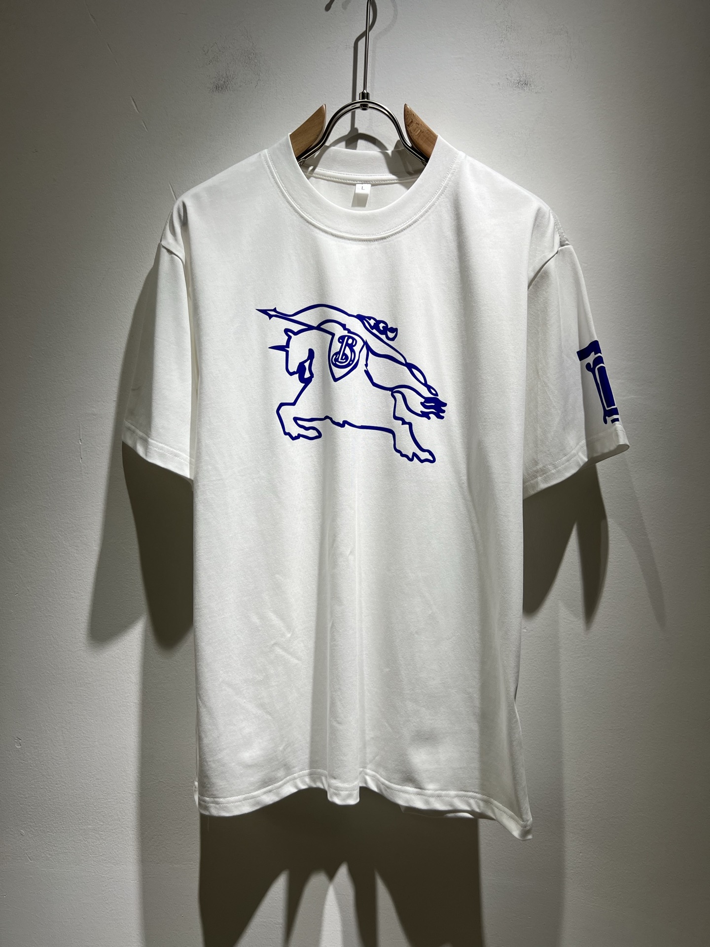 NO:141530,BURBER*Y Ba*li's new spring and summer 2025 short-sleeved T-shirt for men and women, is coming, and is made of a popular environmentally friendly pure cotton fabric recently. It is a high-end outdoor sports and leisure series, which is very popular in sports!  BUR's latest special material, logo pattern velvet design!  Fabric is also called memory cloth, which refers to fabrics with morphological memory functions. It instantly kills all versions on the market. It can only be said that it is not a level at all. Whether it is material, detail restoration and craftsmanship, you are not afraid of any challenges. Just to contribute wonderful products to everyone. As always, it is consistent. A style that implements the core concept of BUR will be closely tied to fashion, always maintaining perfection, a simple but not simple design style that perfectly meets the outfit you need in daily life. Size: M-4XL, burberry, T-shirt, tees, t-shirt, alexander wang19860909BURBER*Y巴*莉2025春夏新品男女同款短袖T恤,重磅来袭,最近比较火热的环保纯棉面料制作而成,高端户外运动休闲系列,非常火热运动风潮！BUR最新研发的特殊材质,标志logo图案压绒设计！面料也叫记忆布,是指具有形态记忆功能的面料,秒杀市面上一切版本,只能说根本就不是一个级别的存在,不管是材质还是细节还原度以及工艺制作方面,不惧任何挑战,只为给大家奉献绝妙产物一如既往,始终如一,贯彻了BUR核心理念的一个款式将与时尚紧紧的捆绑在一起,时刻保持完美,简约而不简单的的设计风格,完美的满足了你日常所需要的穿搭.尺码:M-4XL,,burberry,T-shirt,tees，t-shirt,alexander wang,Men's clothing