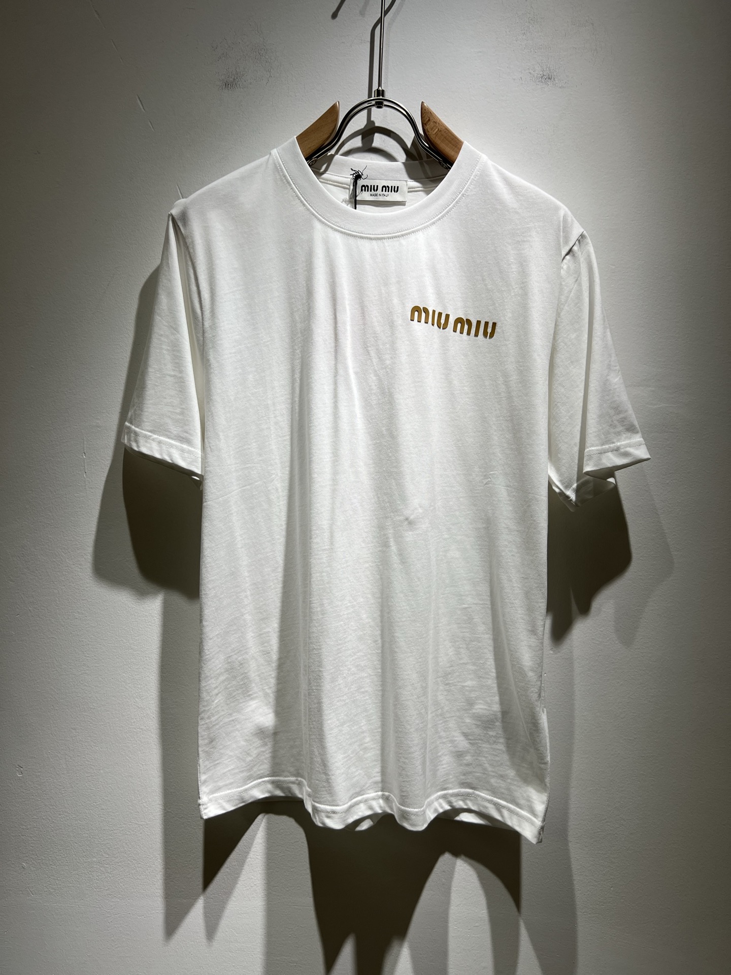 NO:141536,MIUMIU Miserable 2025 Spring and Summer New Men and Women's Same Short-sleeved T-shirt, the latest brand design elements!  Neither monotonous nor complicated, it shows taste just right!  Customer-supplied top-level logo pressing design!  Comfortable, sweat-absorbing and breathable, the unique high-end fabric presents a simple and elegant temperament!  Chest logo glue pressing design!  Full three-dimensional! Standard cutting design!  Every detail is a synchronized with high-end fashion. Size: S-2XL, miumiu, T-shirt, tees, t-shirt, alexander wang19860909MIUMIU 谬谬2025春夏新款男女同款短袖T恤,品牌最新设计元素！既不单调也不复杂,恰到好处的展现品味！客供顶级logo压胶设计！舒适吸汗透气根本不在话下,面料独具的高奢感呈现简约优雅气质！胸前logo压胶设计！饱满立体!标准裁剪设计！每一处细节都是与高端时尚同步的体现.尺码:S-2XL,,miumiu,T-shirt,tees，t-shirt,alexander wang,Men's clothing