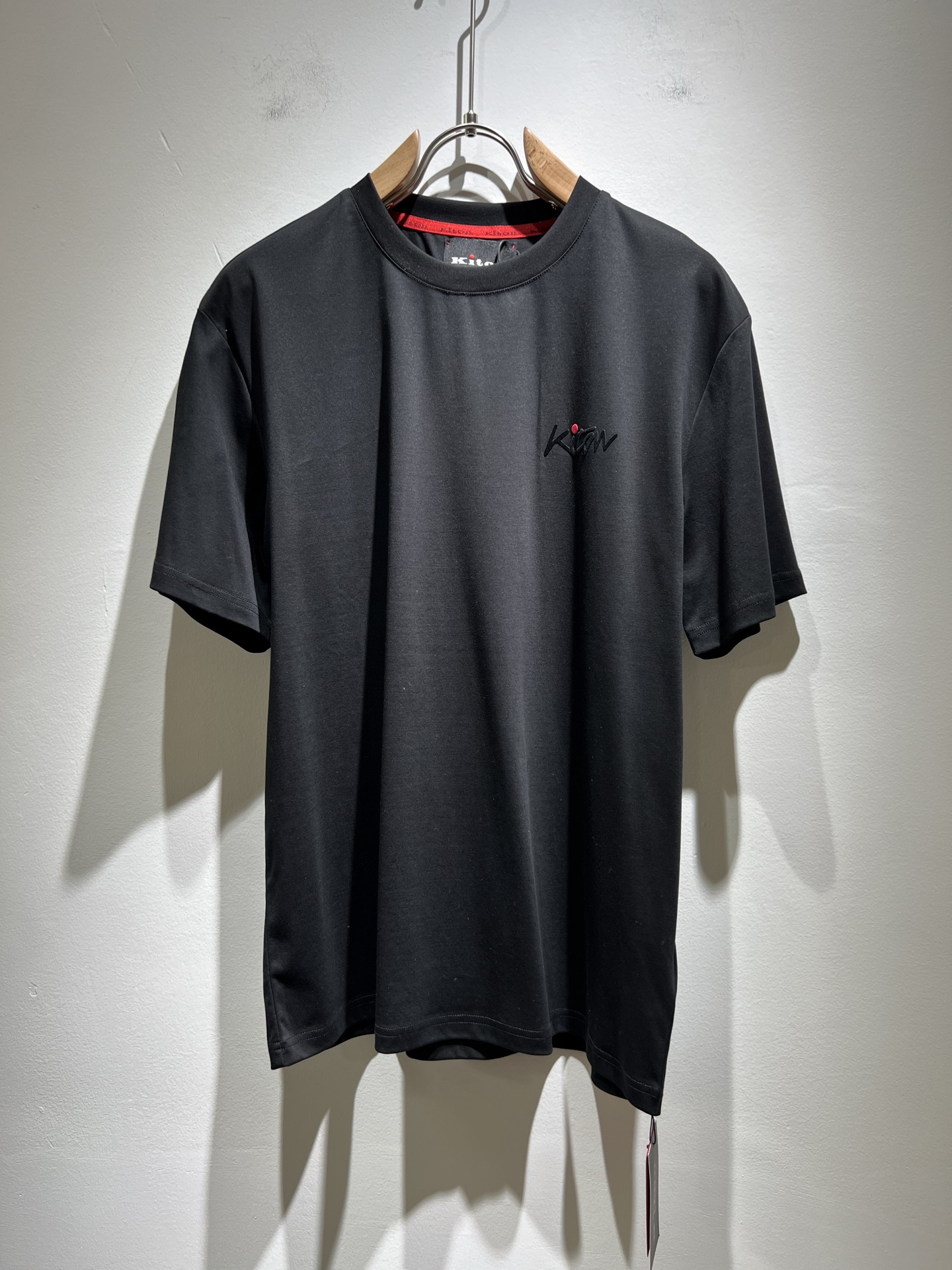 NO:141533,Kiton's new spring and summer 2025 short-sleeved T-shirt for men, using imported exclusive mercerized cotton fabric!  !  Simple LOGO logo velvet design!  Representing the brand image. Simple and comfortable styles, uniform and full lines, exquisite and delicate, high-end and luxurious on the upper body. Simple styles are more diverse. Clothing styles, simple plain men's short-sleeved short-sleeved T-shirts, T-shirts that every man should buy. Size M-3XL, T-shirt, tees, t-shirt, alexander wang19860909Kiton 2025春夏新款男士短袖T恤,采用进口专属丝光棉面料！！简单LOGO标识压绒设计！代表品牌形象 简洁舒适的款式,线条感粗细均匀饱满,精致细腻,上身高端又奢华.简约的款式穿搭起来更加的多样化.剪裁时尚版型,简约式素色男士短袖短袖T恤,每一个男士都应该入手的T恤.尺码M-3XL,,T-shirt,tees，t-shirt,alexander wang,Men's clothing