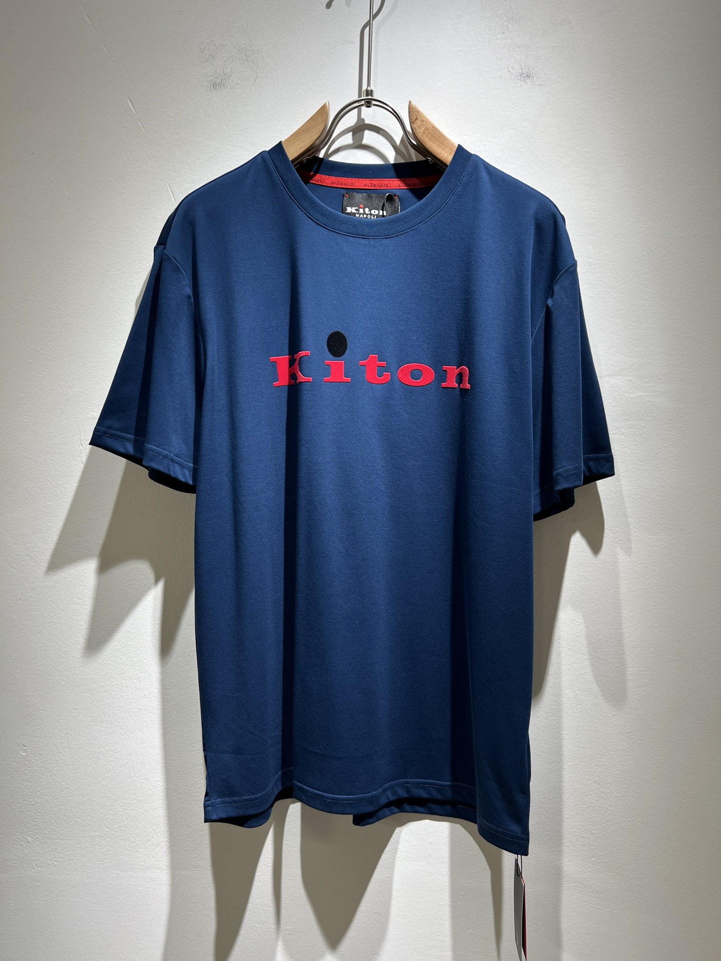 NO:141514,Kiton's new spring and summer 2025 short-sleeved T-shirt for men, using imported exclusive mercerized cotton fabric!  !  Simple LOGO logo velvet design!  Representing the brand image. Simple and comfortable styles, uniform and full lines, exquisite and delicate, high-end and luxurious on the upper body. Simple styles are more diverse. Clothing styles, simple plain men's short-sleeved short-sleeved T-shirts, T-shirts that every man should buy. Size M-3XL, T-shirt, tees, t-shirt, alexander wang19860909Kiton 2025春夏新款男士短袖T恤,采用进口专属丝光棉面料！！简单LOGO标识压绒设计！代表品牌形象 简洁舒适的款式,线条感粗细均匀饱满,精致细腻,上身高端又奢华.简约的款式穿搭起来更加的多样化.剪裁时尚版型,简约式素色男士短袖短袖T恤,每一个男士都应该入手的T恤.尺码M-3XL,,T-shirt,tees，t-shirt,alexander wang,Men's clothing