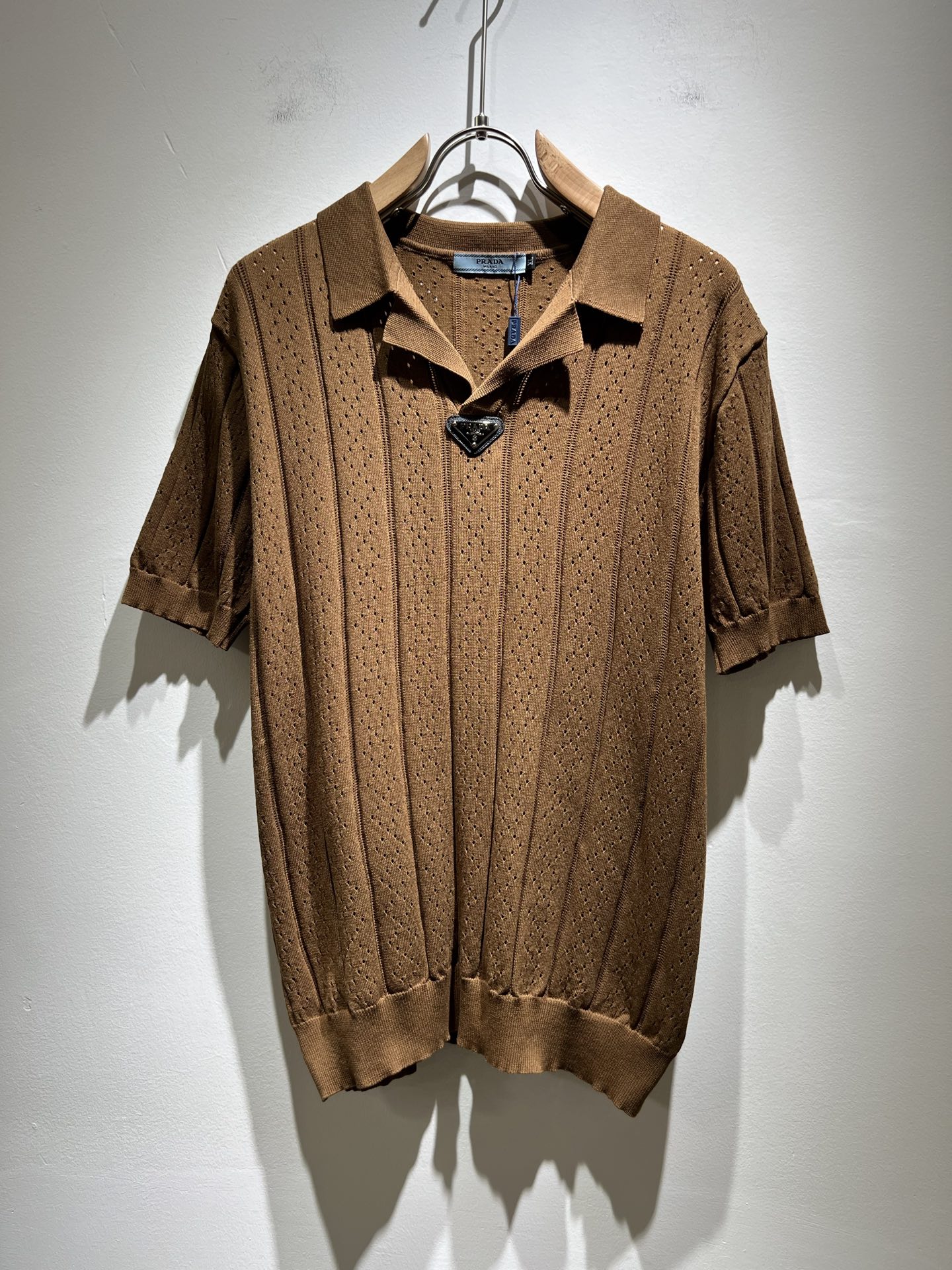 NO:141511,PRAD*A Pu*da 2025 early spring new men's lapel short-sleeved knitted short-sleeved T-shirt, the latest model is exclusively available on the entire network!  !  ~ It is classic and fashionable and versatile, who doesn’t like it? It will show the classic again. It is very pleasing to the eye and comes with a low luxury halo and recognition!  Pr*da's traditional brand concept and modern advanced technology are perfectly combined. Coupled with the extremely modern and modern minimalist design, P's exclusive three-dimensional hardware logo badge pattern design!  Customized 100% imported knitted fabric!  The texture of this model is quite touching, the specifications and grades are known with tentacles. The degree of delicateness and breathability are top-notch!  Size M-4XL, prada, T-shirt,tees, t-shirt,alexander wang19860909PRAD*A普*达2025早春新款男士翻领短袖针织短袖T恤,最新款全网独家首上！！~既经典有时尚百搭,谁不爱啊,将经典再次展现,非常的耐看,自带低奢光环与辨识度！Pr*da传统的品牌理念和现代化的先进技术进行了完美结合.加上极其现代摩登风范的简约设计,p家专属立体五金logo徽章图案设计！定制百分百进口针织面料！此款的质感相当感人 触手便知规格档次 细腻程度与透气效果堪称顶级！尺码M-4XL,,prada,T-shirt,tees，t-shirt,alexander wang,Men's clothing