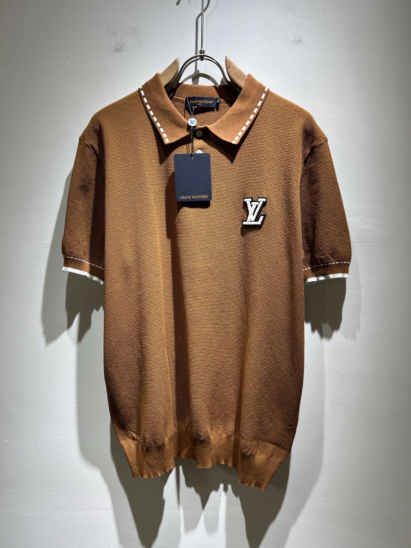 NO:141527,Louis Vuit*on Spring and Summer 2025 Louis Family Light Luxury Lapel Knit Short Sleeve!  The new high-end of the Louis family, the details are always flawless, and creative designs are endless. Letter logo embroidery pattern design!  It is something that everyone loves. It is made of top-quality ice silk blend, super soft and tough, and has excellent breathability. It comes from world-class trade-level OEM channels, with extremely rare quantity and no help after selling out. The three-dimensional logo presents an extraordinary texture, clean and neat. This is the special skill of the Louis family and the latest craftsmanship this quarter. The degree of meticulousness has reached the top, and the slim three-dimensional tailoring design is a unique combination of luxury and fashion!  Size M-4XL, louis vuitton,louis vuitton,t-shirt,alexander wang19860909Louis Vuit*on 2025春夏路易家族轻奢翻领针织短袖！路易家族的新高端,细节品质永远的那么完美无瑕,创意设计层出不穷.字母logo刺绣图案设计！实属人见人爱的东西.顶级冰丝混纺打造,超级柔软且具有韧性,透气感也是绝佳.来自世界级贸易级别的代工厂渠道,数量极其稀少售完无补.立体Logo呈现不一般的质感,干净俐落.这是路易家族的看家绝活也是本季度的最新工艺.细致化程度已经达到顶端了,修身立体剪裁的版型设计堪称一绝.属于奢华与时尚的融合！尺码M-4XL,,louis vuitton,louis vuitton,T-shirt,alexander wang,Men's clothing