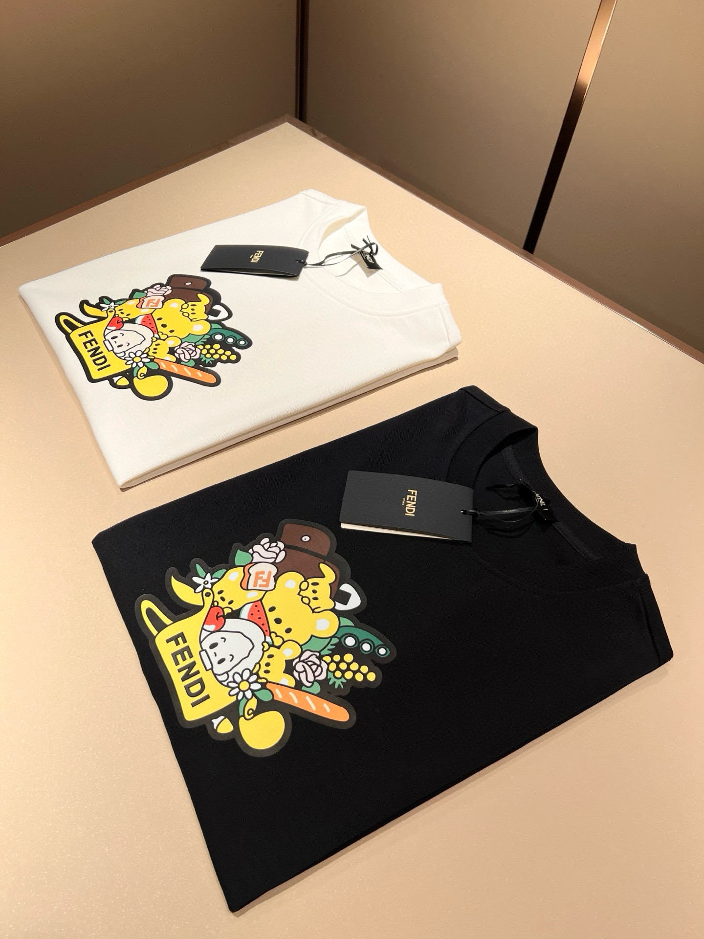 NO:141528,FEN*I FEN*Di's new spring and summer 2025 FD family FF men and women short-sleeved T-shirt, versatile and minimalist short-sleeved shirts for men and women. Original Italian orders, popular FD family items, simple and pure colors. The FD family's enduring iconic products, high-quality products with full representation and full specifications, and high-quality products that all FD fans are worth buying!  Pure Yidian channel orders, high-end and popular products from the FD family, very popular items at the moment, and iconic letter logo pattern printing modification!  High-end goods worth keeping and giving away to others!  It is trendy and beautiful, with a full sense of trendy atmosphere, and has a very high level and specifications. It uses a very classic black and white color combination, giving people a strong visual impact and has a very high recognition. It is top-quality exclusive pure cotton fabric, created with a soft, delicate and comfortable touch, and has a very high-end and classy appearance!  Perfectly interprets the charm of the brand and leaves a deep impression. It is more fashionable and charming. It has simple, elegant and fashionable upper body, and is even more stressful for outfits!  The inner wear alone is very delicious and beautiful scenery that cannot be ignored!  Size S-2XL, fendi,dior,T-shirt,tees,t-shirt,alexander wang19860909FEN*I 芬*迪2025春夏新款FD家族FF男女同款短袖T恤,男女同款百搭极简短袖.意大利原厂订单,FD家族人气单品,简约纯色系打造.FD家族经久不衰的标志性臻品,代表性十足,规格感十足的精品,所有FD粉丝都值得抢购的精品！纯正意代渠道订单,FD家族的高奢人气爆款产物,当下十分火爆的单品,标志性字母logo图案印花修饰！值得自留和送人的高端货！新潮又好看,潮流气息感十足,档次规格感极高,并且采用十分经典的的黑白双色搭配,给人的视觉冲击感相当强烈,有着极高的辨识度,顶级专属纯棉面料,打造,触感柔软细腻舒适,品相相当高级有档次！完美诠释品牌魅力,给人留下深刻印象.更具时尚与韵味,上身简约大方时尚,对于穿搭更是毫无压力！单穿内搭都极有味道,不可忽视的靓丽风景线！ 尺码S-2XL,,fendi,dior,T-shirt,tees，t-shirt,alexander wang,Men's clothing