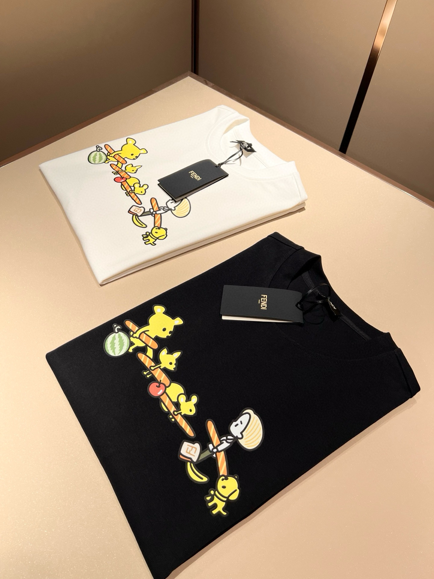 NO:141507,FEN*I FEN*Di's new spring and summer 2025 FD family FF men and women short-sleeved T-shirt, versatile and minimalist short-sleeved shirts for men and women. Original Italian orders, popular FD family items, simple and pure colors. The FD family's enduring iconic products, high-quality products with full representation and full specifications, and high-quality products that all FD fans are worth buying!  Pure Yidian channel orders, high-end and popular products from the FD family, very popular items at the moment, and iconic letter logo pattern printing modification!  High-end goods worth keeping and giving away to others!  It is trendy and beautiful, with a full sense of trendy atmosphere, and has a very high level and specifications. It uses a very classic black and white color combination, giving people a strong visual impact and has a very high recognition. It is top-quality exclusive pure cotton fabric, created with a soft, delicate and comfortable touch, and has a very high-end and classy appearance!  Perfectly interprets the charm of the brand and leaves a deep impression. It is more fashionable and charming. It has simple, elegant and fashionable upper body, and is even more stressful for outfits!  The inner wear alone is very delicious and beautiful scenery that cannot be ignored!  Size S-2XL, fendi,dior,T-shirt,tees,t-shirt,alexander wang19860909FEN*I 芬*迪2025春夏新款FD家族FF男女同款短袖T恤,男女同款百搭极简短袖.意大利原厂订单,FD家族人气单品,简约纯色系打造.FD家族经久不衰的标志性臻品,代表性十足,规格感十足的精品,所有FD粉丝都值得抢购的精品！纯正意代渠道订单,FD家族的高奢人气爆款产物,当下十分火爆的单品,标志性字母logo图案印花修饰！值得自留和送人的高端货！新潮又好看,潮流气息感十足,档次规格感极高,并且采用十分经典的的黑白双色搭配,给人的视觉冲击感相当强烈,有着极高的辨识度,顶级专属纯棉面料,打造,触感柔软细腻舒适,品相相当高级有档次！完美诠释品牌魅力,给人留下深刻印象.更具时尚与韵味,上身简约大方时尚,对于穿搭更是毫无压力！单穿内搭都极有味道,不可忽视的靓丽风景线！ 尺码S-2XL,,fendi,dior,T-shirt,tees，t-shirt,alexander wang,Men's clothing