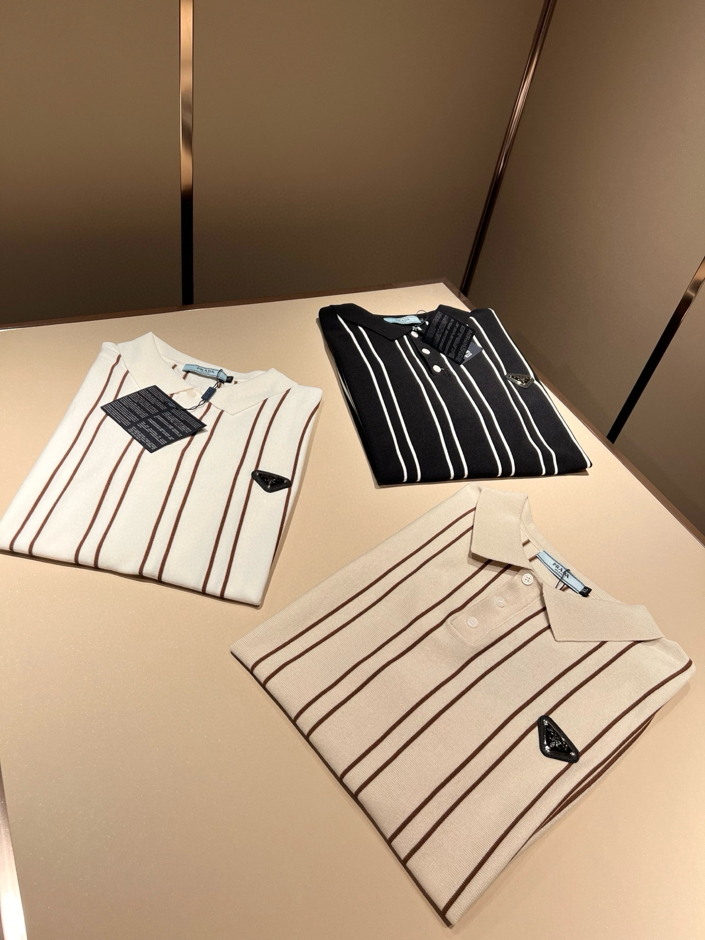 NO:141516,PRAD*A Pu*da 2025 spring and summer new men's lapel short-sleeved knitted short-sleeved T-shirt, the latest model is exclusively available on the entire network!  !  ~ It is classic and fashionable and versatile, who doesn’t like it? It will show the classic again. It is very pleasing to the eye and comes with a low luxury halo and recognition!  Pr*da's traditional brand concept and modern advanced technology are perfectly combined. Coupled with the extremely modern and modern minimalist design, P's exclusive three-dimensional hardware logo badge pattern design!  Customized 100% imported knitted fabric!  The texture of this model is quite touching, the specifications and grades are known with tentacles. The degree of delicateness and breathability are top-notch!  Size M-4XL, prada, T-shirt,tees, t-shirt,alexander wang19860909PRAD*A普*达2025春夏新款男士翻领短袖针织短袖T恤,最新款全网独家首上！！~既经典有时尚百搭,谁不爱啊,将经典再次展现,非常的耐看,自带低奢光环与辨识度！Pr*da传统的品牌理念和现代化的先进技术进行了完美结合.加上极其现代摩登风范的简约设计,p家专属立体五金logo徽章图案设计！定制百分百进口针织面料！此款的质感相当感人 触手便知规格档次 细腻程度与透气效果堪称顶级！尺码M-4XL,,prada,T-shirt,tees，t-shirt,alexander wang,Men's clothing