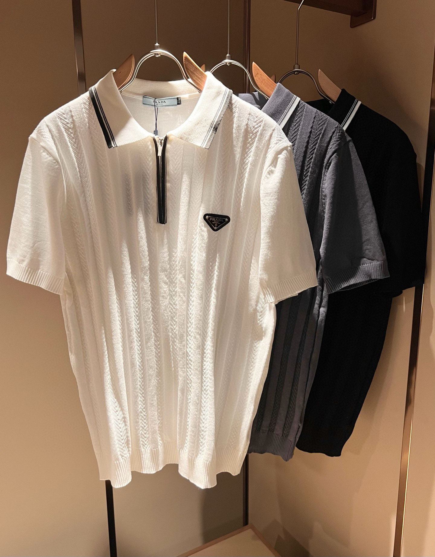 NO:141505,PRAD*A Pu*da 2025 early spring new men's lapel short-sleeved knitted short-sleeved T-shirt, the latest model is exclusively available on the entire network!  !  ~ It is classic and fashionable and versatile, who doesn’t like it? It will show the classic again. It is very pleasing to the eye and comes with a low luxury halo and recognition!  Pr*da's traditional brand concept and modern advanced technology are perfectly combined. Coupled with the extremely modern and modern minimalist design, P's exclusive three-dimensional hardware logo badge pattern design!  Customized 100% imported knitted fabric!  The texture of this model is quite touching, the specifications and grades are known with tentacles. The degree of delicateness and breathability are top-notch!  Size M-4XL, prada, T-shirt,tees, t-shirt,alexander wang19860909PRAD*A普*达2025早春新款男士翻领短袖针织短袖T恤,最新款全网独家首上！！~既经典有时尚百搭,谁不爱啊,将经典再次展现,非常的耐看,自带低奢光环与辨识度！Pr*da传统的品牌理念和现代化的先进技术进行了完美结合.加上极其现代摩登风范的简约设计,p家专属立体五金logo徽章图案设计！定制百分百进口针织面料！此款的质感相当感人 触手便知规格档次 细腻程度与透气效果堪称顶级！尺码M-4XL,,prada,T-shirt,tees，t-shirt,alexander wang,Men's clothing