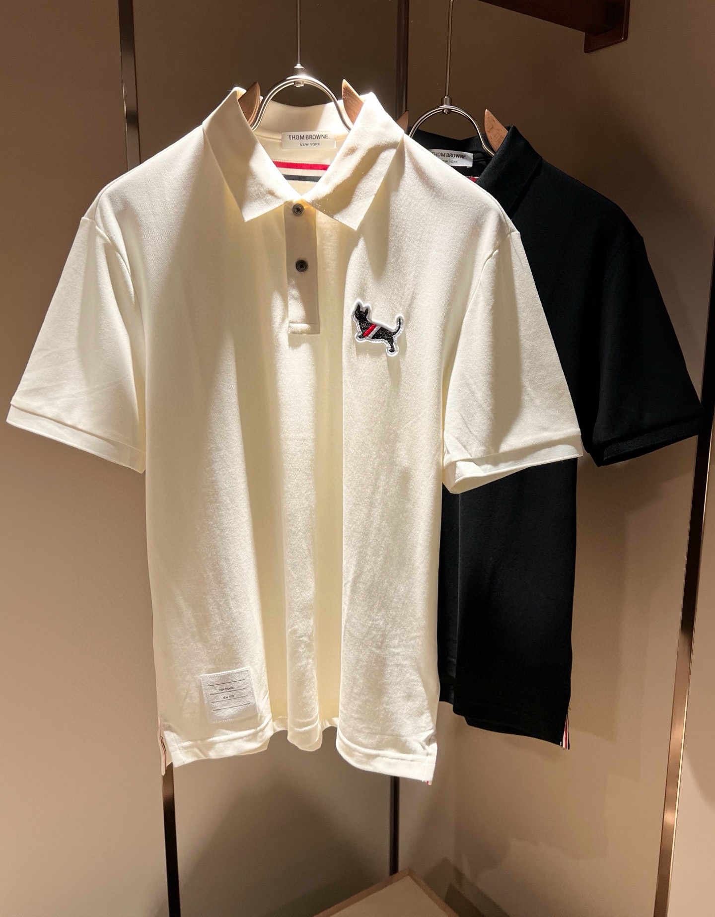 NO:141503,ThomBrow*e Tom*Long ~ New products for spring and summer 2025!  It is available on the official website at the same time. It is a casual classic lapel short-sleeved Polo shirt with unique design charm, very high-end, simple and not simple, and a new model of ready-to-wear!  The fabric is selected with unique bead floor cotton fabric, which feels smooth and soft, has texture, and has a strong sense of verticality. The upper body is smooth and not tight, and the feeling of stuffiness caused by direct ultraviolet rays. The chest design logo pattern logo pressing design!  The style is harmonious and unified, with the ultimate craftsmanship level. The side is very unique and tailored, very flavorful, delicate and comfortable to wear, showing sports vitality and exquisite details. The classic and perfect layout design shows fashion vitality in daily leisure life. Improve men's charm and style and achieve high-end models. Size M-3XL, manolo blahnik, T-shirt, alexander wang19860909ThomBrow*e汤姆*朗 ~2025春夏新品！官网同步有售,休闲经典翻领短袖Polo衫,独特设计魅力,非常高端,简约不简单,成衣新典范！面料精选独特珠地棉面料,手感光滑柔软,有质感,有很强的垂直感,上身爽滑不紧绷,紫外线直射造成的闷热感,胸前设计标识图案logo压胶设计！风格和谐统一,极致工艺水平.侧面非常独特裁剪设计风格,非常有味道,精致细腻,好穿舒适,展现运动活力,细节考究.经典完美版型设计,日常休闲生活中展现时尚活力.提升男士魅力格调,成就高端典范.尺码M-3XL,,manolo blahnik,T-shirt,alexander wang,Men's clothing