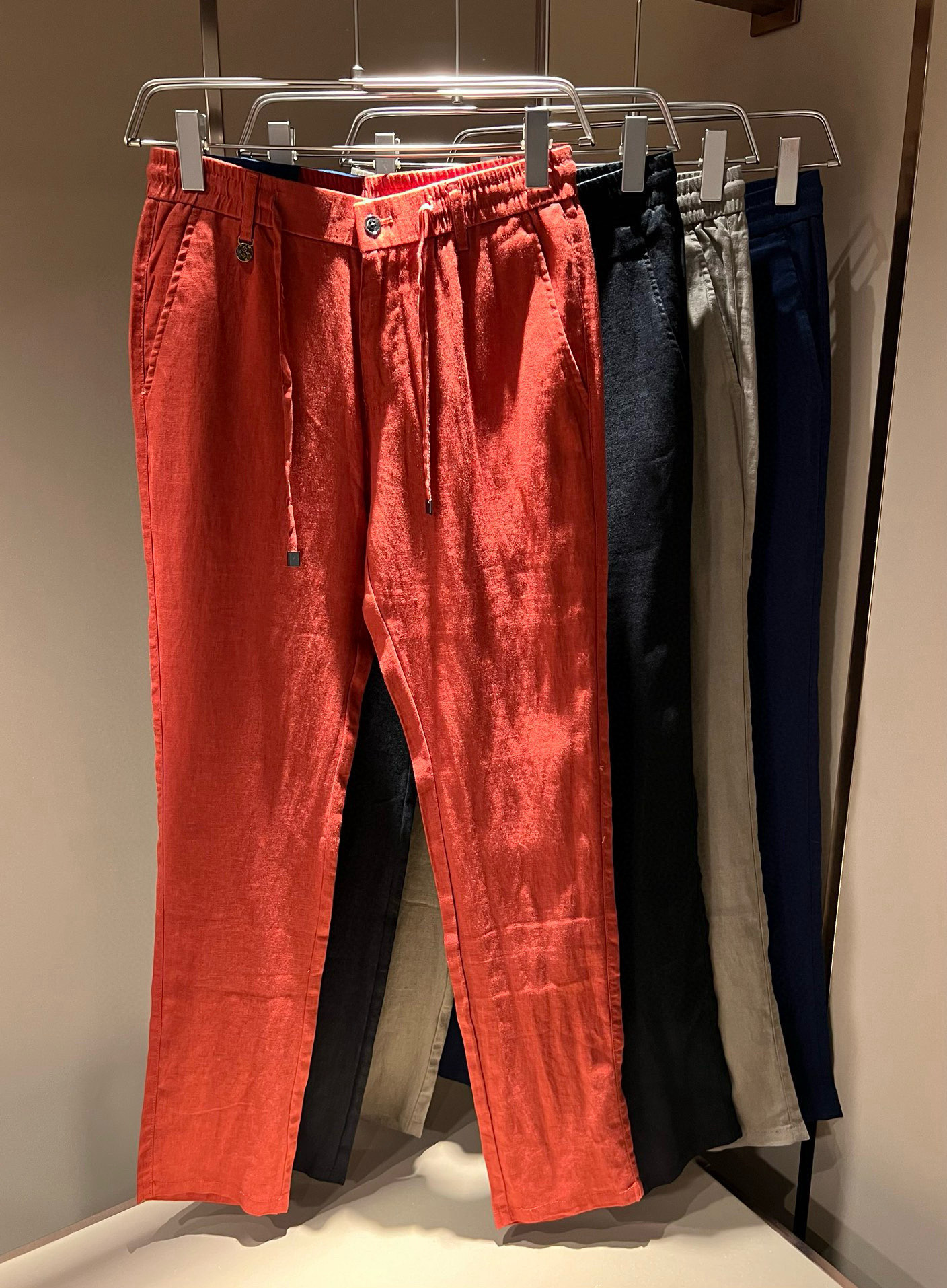 NO:141499,LouisVuitt*Louis*Deng 2025 spring and summer new men's linen casual pants, classic and fashionable versatile business casual pants for men! The first choice for urban elite business casual, trading company channels are rare, and the leading official website is on sale! The LV logo casual pants with labels are indispensable versatile products in the closet, which are convenient and comfortable to wear and very easy to match with fashionable styles! This casual pants are carefully selected for customers to make high-quality blended linen material! It has excellent comfort and breathability, with a good sense of verticality, is not easy to wrinkle and deform, and is comfortable to wear and feels skin-friendly and comfortable. The texture of the fabric is so high-end, you will know immediately when you get the actual product. It can definitely be called an excellent product for unlimited repurchase! They are all the most recognizable classic elements of Louis Home, and all auxiliary materials come with their own brand logo design! So show the perfect quality pants in the subtleties! The meticulous and smooth wiring inside the trousers are more exquisite in details, which is excellent in showing excellent craftsmanship, which is enough for quality controls to take away! The basic regular straight-fitting cut has no restrictions on body shape, and the invincible versatile color combination easily challenges any top, perfectly combining business and casual style outfit! Size M-4XL,,louis vuitton,louis vuitton,louis vuitton,alexander wang19860909LouisVuitt*路易*登 2025春夏新款男士亚麻休闲裤,男士经典时尚百搭商务休闲西裤! 都市精英商务休闲首选,贸易公司渠道稀出,领先官网发售!自带标签化的LV标识logo休闲裤,衣橱里不可或缺的百搭臻品,穿着便捷舒适又非常极易搭配时尚造型！此款休闲裤用心甄选客供优质混纺亚麻材质制成！舒适性与透气性兼优,有着很好的垂直感,不易起皱变形,着穿触感亲肤舒适,面料的质感有多高级,实物到手你立刻便知,绝对可以称为无限回购的绝佳臻品！都是路易家最具辦识度的经典元素,所有辅料自带品牌logo设计！所以细微之处尽情展现完美品质裤子！裤身内里缜密平顺的走线,细节方面更为考究,极好的彰显了出色工艺,足以让品控们闭眼收走!基础常规的直筒版型裁剪,对于体型没有限制可言,无敌的百搭配色,轻松挑战任何上装,完美兼具商务与休闲风格穿搭!尺码M-4XL,,louis vuitton,louis vuitton,louis vuitton,alexander wang,Men's clothing