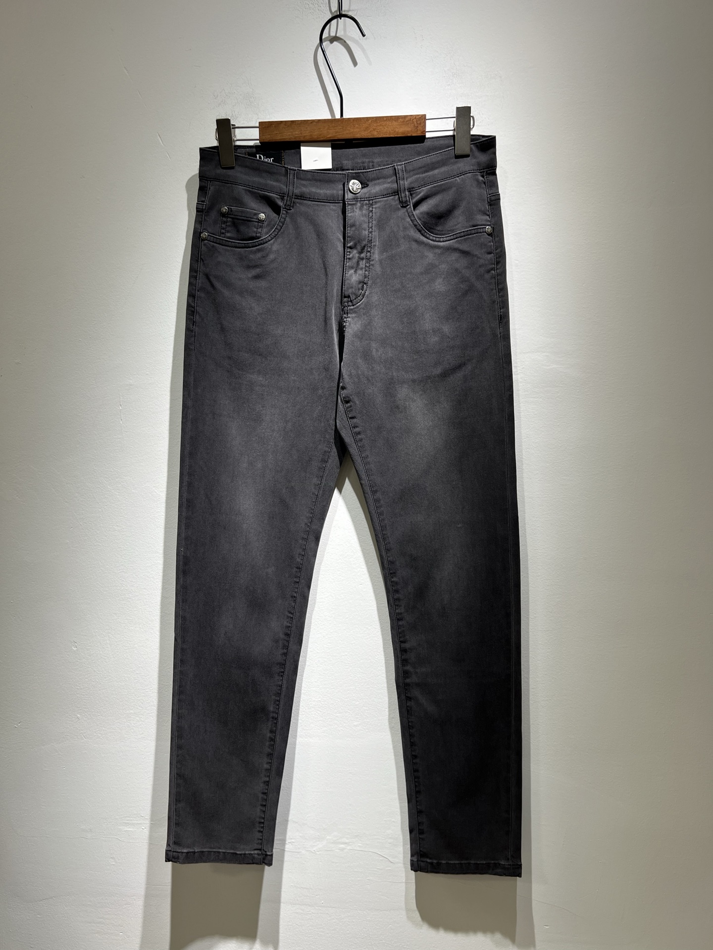 NO:155303,Dio*r Dijia Spring and summer men's washing small straight jeans!  Trading company channel is awesome, excellent quality, versatile versatile pants king in the fashion circle, European and American street photography mid-to-high frequency dressing demonstration, pocket design logo hardware design!  Original leather logo waist brand modification!  And it is a must-have item for luxury brands every season!  Very pure and minimalist design tone!  Adhering to the D family's consistent fashion proposition, it is quite eye-catching, and it demonstrates its ingenious craftsmanship and strongly posits its brand identity!  Customized Italian tannin fabrics are invincible in texture and have a charm, perfect style and tailoring, and excellent slimming effect. They can sweep the wardrobe and match any top set. They are widely compatible and casual, with full upper body shapes and invincible fashionable and versatile!  Size 29 -40,dior,dior,dior,jeans,alexander wang19860909Dio*r 迪家 春夏男士水洗小直筒牛仔裤！贸易公司渠道牛货,品相超赞,时尚圈万能的百搭裤王,欧美街拍中高频穿搭示范,口袋设计logo五金设计！原版皮革logo腰牌修饰！且是奢侈品牌每季必出的单品！非常纯粹极简的设计基调！秉承了D家一贯的时尚主张,颇具看点,即彰显了匠心工艺又有力的标榜了品牌身份！客供意大利定制丹宁面料,质感无敌赞,颇具韵味,版型剪裁完美,提臀修身显瘦效果极佳,可横扫衣橱任何的上装搭配,兼容性广泛,休闲兼备,上身型款十足,无敌的时髦百搭神品！尺码29 -40,,dior,dior,dior,jeans,alexander wang,Men's clothing