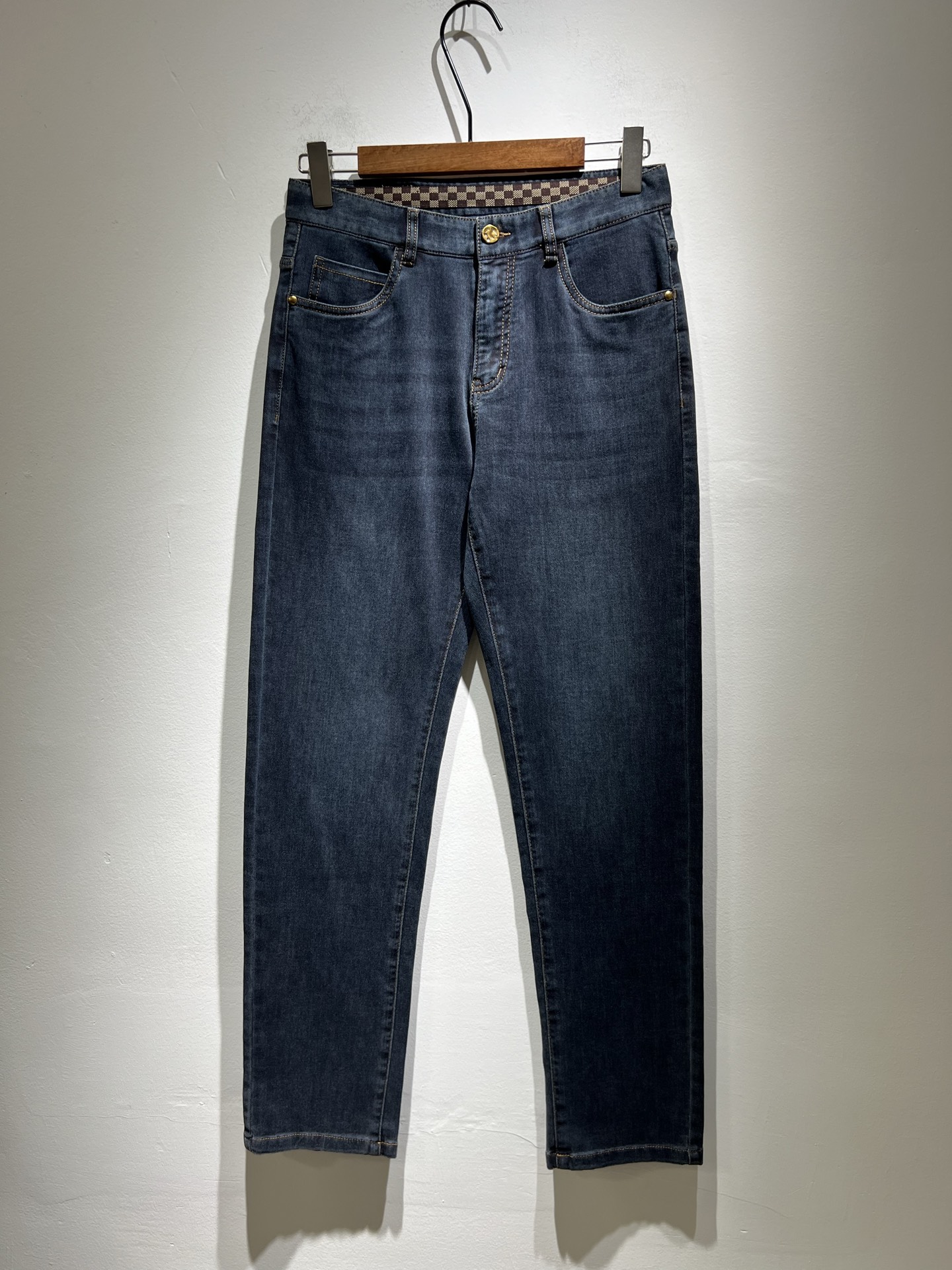 NO:152572,Louis Vuitto*Louis*Deng 2025 Spring and Summer New Men's Classic Washed Small Straight Jeans. Excellent upper body performance, a versatile choice, and a great value-for-money sharing!  !  As a classic combination of simple elements for boys, the design logo pattern is modified!  The classic jeans series of Louis on the road is a legendary item in the industry and a lasting item. Many men with senior economic strength are guests of the Louis family. Countless bigwigs have performed this sentence. This is even circulated in the fashion circle. It is made of top denim jeans. After high-end washing process, it is of great grade and luxury. Nameplate waist brand hardware logo auxiliary material design!  The fabric is excellent and comfortable on the upper body, giving people a full of trendy and fashionable atmosphere, interpreting luxury and trend to the extreme. The classic, exquisite and precise straight-tube cutting design, and the thickness can be even better across all seasons!  Size 29-40, louis vuitton,louis vuitton,alexander wang19860909Louis Vuitto*路易*登2025春夏新款男士经典水洗小直筒牛仔长裤.绝佳的上身性能,百搭之选,超值性价比分享！！作为男生简约元素经典搭配,设计logo图案修饰！路遇路易经典仔裤系列,这个一直是业内的传奇单品,也是经久不衰的单品,很多具有资深经济实力的男人都是路易家族的座上客,无数的大佬都曾演绎过,时尚圈更是流传这么一句话,顶级丹宁牛仔面料打造而成,经高端水洗工艺处理后,极具档次与奢华感.铭牌腰牌五金logo辅料设计！面料极好上身舒适,给人满满的潮流时髦气息,将奢华与潮流感演绎到了极致,经典精湛精准的直筒版型裁剪设计,厚度更是能横跨四季必入好款！ 尺码29-40,,louis vuitton,louis vuitton,alexander wang,Men's clothing
