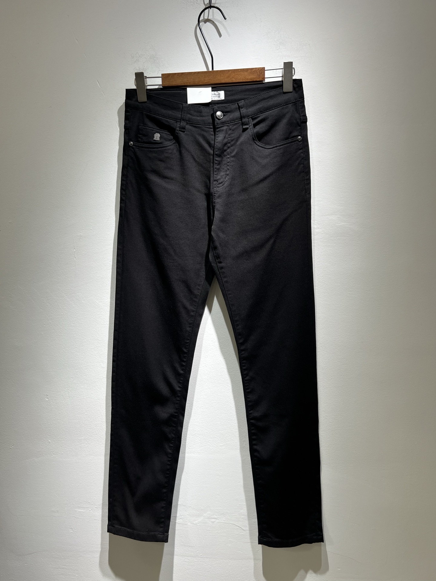 NO:155295,BC-Brunello Cucineli Spring and summer new men's fashion high-end casual jeans, Hong Kong foreign business channel goods, original Japanese production, pure blood quality, perfectly continues the essence and genes of LOE*'s home. From the main fabric to the detailed craftsmanship, all show the ingenuity of quality, use multiple brand elements to interpret, and choose the precious cowhide material to build a logo waist brand design!  Identity manifestation that belongs to the soul!  Customer-supplied high-end imported pure cotton fabrics, very high-end and fashionable detailed craftsmanship, red ear cloth is completed by a specific antique loom. This element represents the identity and rank of jeans, which is very worthy of careful appreciation!  In terms of matching, it is invincible and explains the versatility in place, with ingenious details and exquisite accessories. The auxiliary materials are all provided by foreign merchants. They are tailored and slim, and the upper body is lifted with an excellent effect. They are a styling item that is hard to come by!  Size 29-38, brunello cucinelli,loewe,jeans,cowhide,alexander wang19860909BC-Brunello Cucineli 春夏新品男士时装款高端休闲牛仔裤,香港洋行渠道货,日本原厂出品,纯血统品质,完美延续了LOE*家的精髓与基因,从主体面料到细节工艺,无不彰显出品质的匠心所在,运用多个品牌元素标识来诠释,选取矜贵的牛皮材质构建logo腰牌设计！属于灵魂式的身份彰显！客供高级进口的纯棉面料,非常高级且时髦的细节工艺,赤耳布是由特定古董织布机完成,此元素代表着牛仔裤的身份及段位,非常值得细品悦人！在搭配上所向无敌,把百搭阐释到位,细节匠心考究,辅料皆为外商客供,剪裁合体修身,上身提臀效果绝佳,可遇而不可求的造型单品！尺码29-38,,brunello cucinelli,loewe,jeans,cowhide,alexander wang,Men's clothing