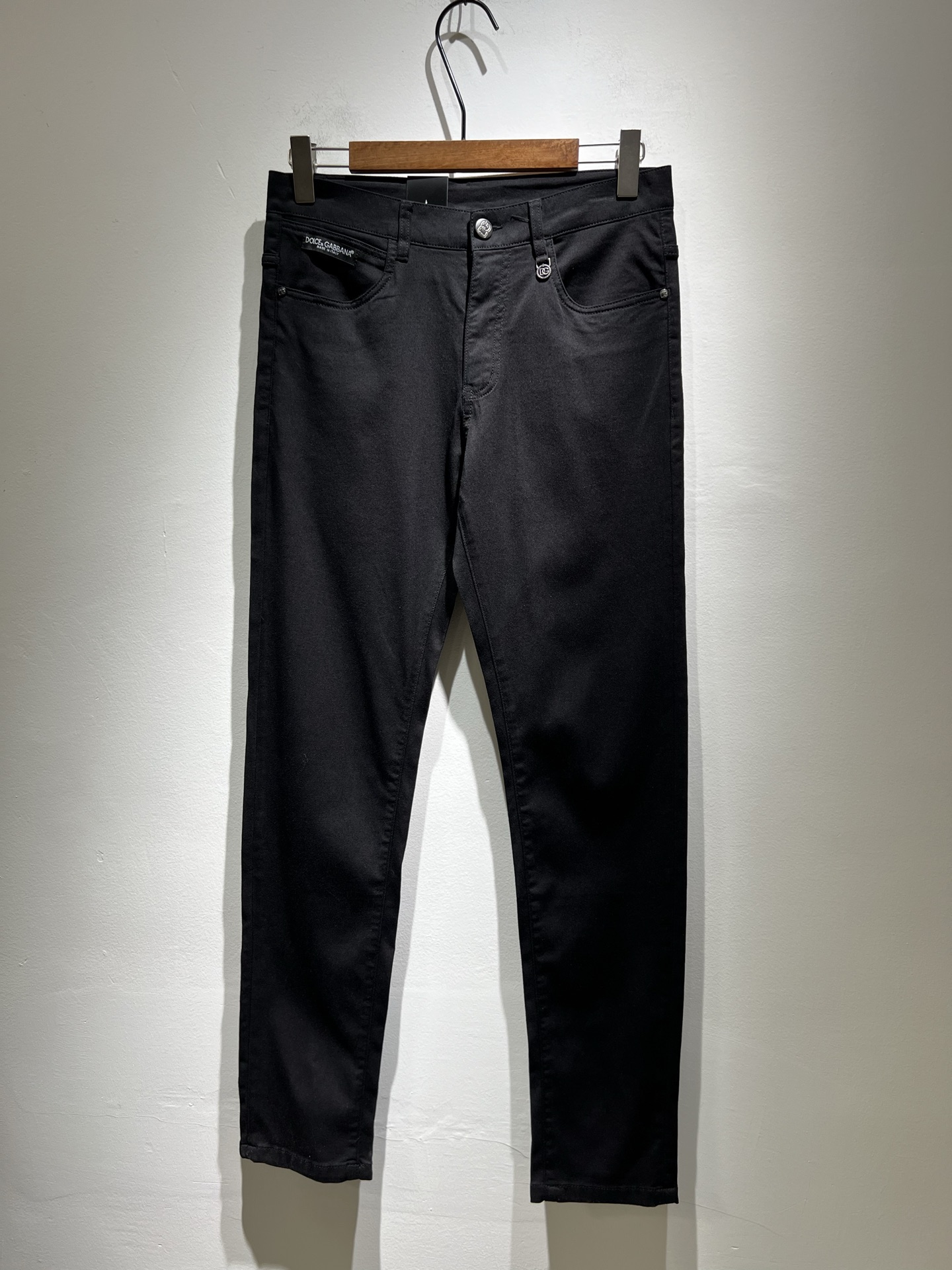 NO:152567,Dolce & Dolce*na 2025 spring and summer new jeans, wash and naturally not easy to deform and decolorize, three-dimensional tailoring perfectly shaped fabric, comfortable and soft, and casually matched, comfortable means its interpretation of fashion and leisure. DG's consistent style reflects the brand's pursuit of quality, with a bit of hedonist flavor, pays great attention to details, likes everything that is not formulaic, pursues freedom, Dolce & GABB*NA's style is very unique. At the beginning of the business, it insists on making plates and designing logo logo waist brand design!  For the fashion industry that paid attention to the show at that time, it was quite unique. Size 29-40, Dolce & Gabbana, Dolce & Gabbana, Dolce & Gabbana, jeans, alexander wang19860909Dolce & 杜嘉*纳 2025春夏新品牛仔裤,水洗处理自然不易变形脱色、立体剪裁完美塑形面料质舒适柔软随意搭配、舒适代表它对时尚休闲的诠释是DG一贯作风细节处体现这个品牌对品质的追求,带点享乐主义者的味道,非常注重细节,喜欢一切非公式化的东西,追求自由杜嘉班纳 (DOLCE&GABB*NA) 的作风非常独特,创业之初坚持自己制版、设计标识logo腰牌设计！对于当时讲究排场的时装界,是相当独树一格的.尺码29-40,,Dolce&Gabbana,Dolce&Gabbana,Dolce&Gabbana,jeans,alexander wang,Men's clothing