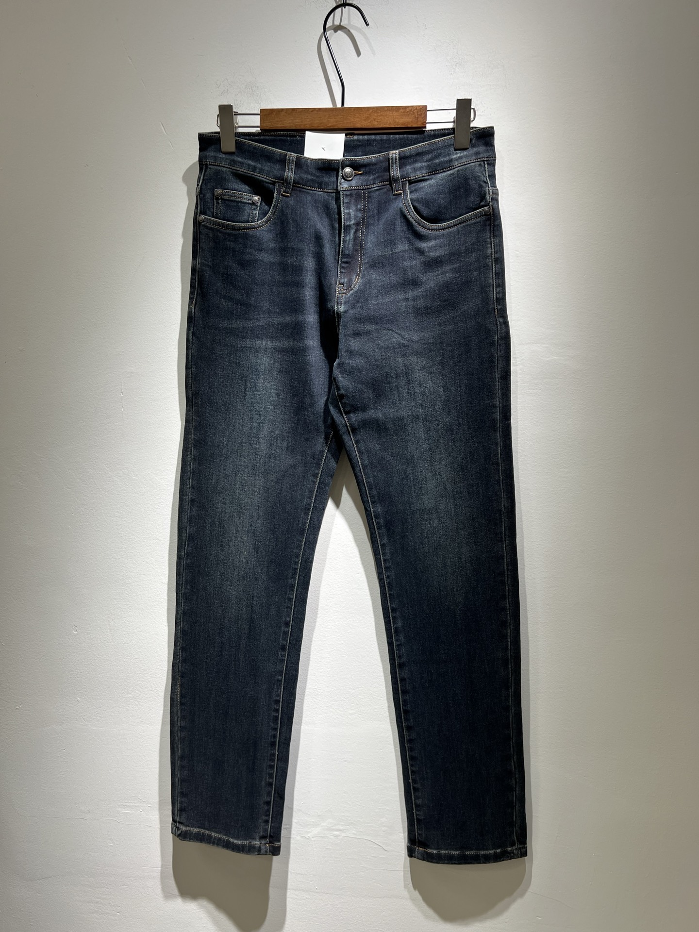 NO:152562,BC-Brunello Cucineli 2025 spring and summer new men's fashion high-end casual jeans, Hong Kong foreign business channel goods, original Japanese production, pure blood quality, perfectly continues the essence and genes of LOE*'s home. From the main fabric to the detailed craftsmanship, all show the ingenuity of quality, use multiple brand elements to interpret, and choose the precious cowhide material to build a logo waist brand design!  Identity manifestation that belongs to the soul!  Customer-supplied high-end imported pure cotton fabrics, very high-end and fashionable detailed craftsmanship, red ear cloth is completed by a specific antique loom. This element represents the identity and rank of jeans, which is very worthy of careful appreciation!  In terms of matching, it is invincible and explains the versatility in place, with ingenious details and exquisite accessories. The auxiliary materials are all provided by foreign merchants. They are tailored and slim, and the upper body is lifted with an excellent effect. They are a styling item that is hard to come by!  Size 29-38, brunello cucinelli,loewe,jeans,cowhide,alexander wang19860909BC-Brunello Cucineli 2025春夏新品男士时装款高端休闲牛仔裤,香港洋行渠道货,日本原厂出品,纯血统品质,完美延续了LOE*家的精髓与基因,从主体面料到细节工艺,无不彰显出品质的匠心所在,运用多个品牌元素标识来诠释,选取矜贵的牛皮材质构建logo腰牌设计！属于灵魂式的身份彰显！客供高级进口的纯棉面料,非常高级且时髦的细节工艺,赤耳布是由特定古董织布机完成,此元素代表着牛仔裤的身份及段位,非常值得细品悦人！在搭配上所向无敌,把百搭阐释到位,细节匠心考究,辅料皆为外商客供,剪裁合体修身,上身提臀效果绝佳,可遇而不可求的造型单品！尺码29-38,,brunello cucinelli,loewe,jeans,cowhide,alexander wang,Men's clothing