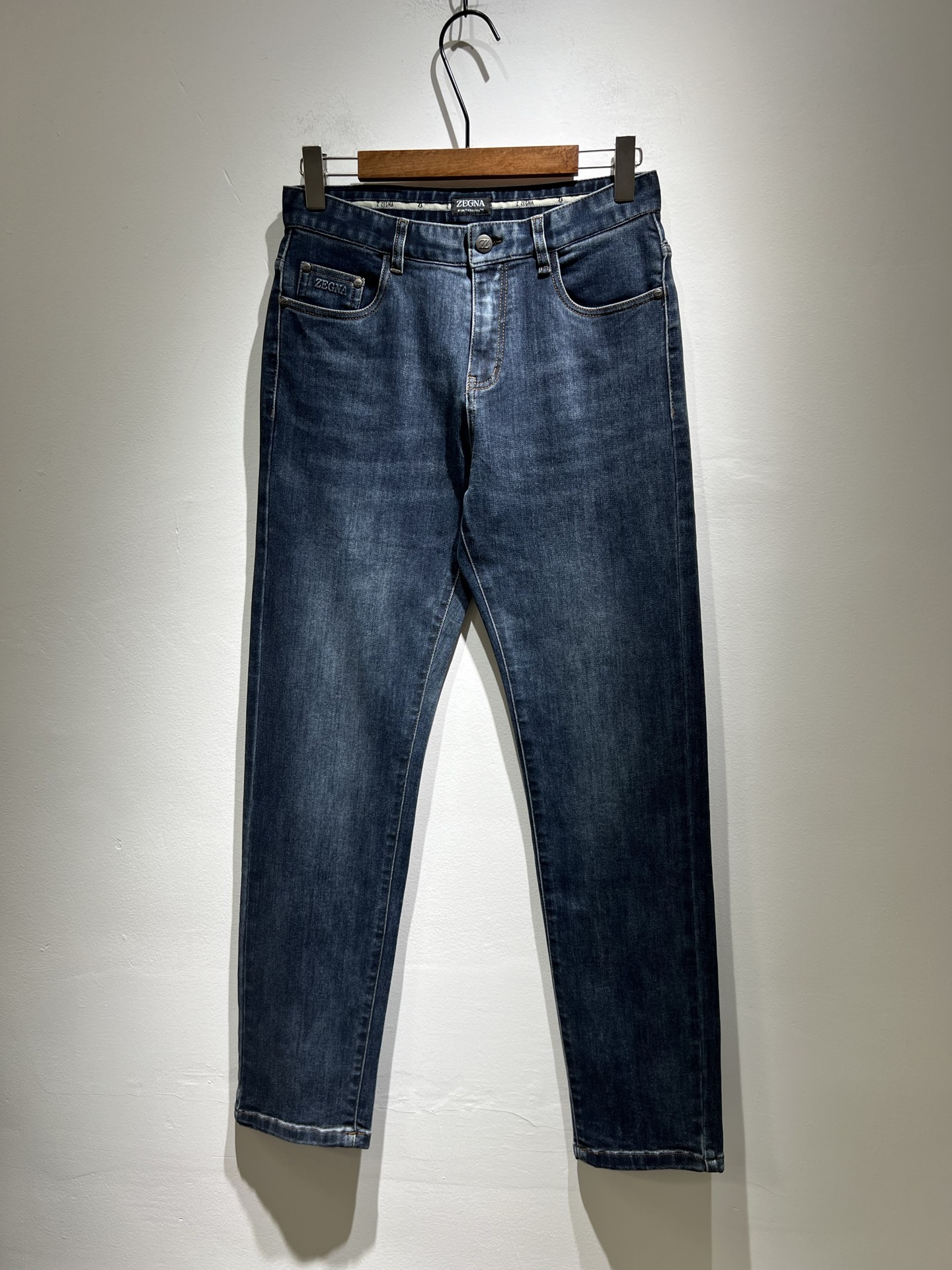 NO:155224,Zegna's new spring and summer men's casual jeans, the finale of the channel has appeared!  !  Sold simultaneously at the counter!  It is no exaggeration to say that this trouser is made from the original OEM channel, not a bragging original OEM, but is a product from the domestic ready-to-wear OEM factory officially authorized by Jenia!  Therefore, the ratio of quantity and size is extremely short, so you can earn it if you grab it!  The best pants are officially unveiled!  !  !  !  !  !  Zegna's things have always been one of the only essential outfits for successful business people!  Not everyone can easily surpass the brand's high-end style and its own strong aura. No matter which season the style is, it is a standard temperament!  However, the fabric style is between business and casual and daily wear, and the waist design logo waist brand decoration!  Only Jenya, who can design a pair of trousers so well-suited to the public, is the only one who focuses on men's clothing, business and casualness!  Whether you wear this style in a casual occasion or in a business occasion, you must wear it well and be able to wear it to your own taste!  Pants that give yourself unlimited points!  Size 29-40, zegna, jeans, alexander wang19860909Zegna 杰尼亚 春夏新款男士休闲牛仔裤,压轴的渠道货出现了！！柜台同步销售！ 毫不夸张的说,此款裤装是原厂代工渠道的货,并不是吹牛的原厂代工,完全是由杰尼亚官方授权的国内成衣代工厂出来的产品！所以数量跟尺码配比都极度紧缺,抢到就是赚到！最好的裤装正式揭幕！！！！！！Zegna的东西,从来都是成功商务人士的专属必备行头之一！品牌高级的格调以及自带强大的气场并不是所有人都能轻易凌驾的.无论哪季的款式都是都是气质标配！但是面料版型又介乎于商务休闲跟日常穿着之间,腰身设计logo腰牌修饰！能将一款裤装设计到如此贴合大众穿着,也就只有专注于男装商务休闲的杰尼亚了！不论您是休闲场合穿搭,或者商务场合此款都能搭配的恰到好处要穿,就必须穿好的,能穿出属于自己品味的！给自己无限加分的裤子！尺码29-40,,zegna,jeans,alexander wang,Men's clothing